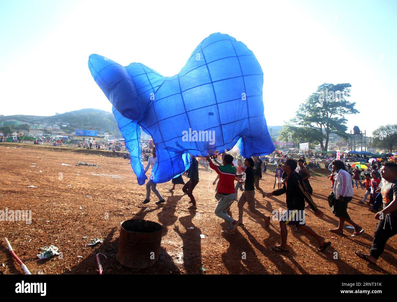 (171028) -- TAUNGGYI (MYANMAR), 28. Oktober 2017 -- die Menschen bereiten sich darauf vor, während des Tazaungdaing-Festivals in Taunggyi, Myanmar, am 27. Oktober 2017 einen elefantenförmigen Ballon freizugeben. Das Tazaungdaing Festival, auch bekannt als das Festival der Lichter, das im achten Monat des traditionellen myanmarischen Kalenders auf den Vollmondtag fällt, wird als Nationalfeiertag in Myanmar gefeiert und markiert das Ende der Regenzeit. U Aung)(zcc) MYANMAR-taunggyi-TAZAUNGDAING FESTIVAL yangon PUBLICATIONxNOTxINxCHN Stockfoto
