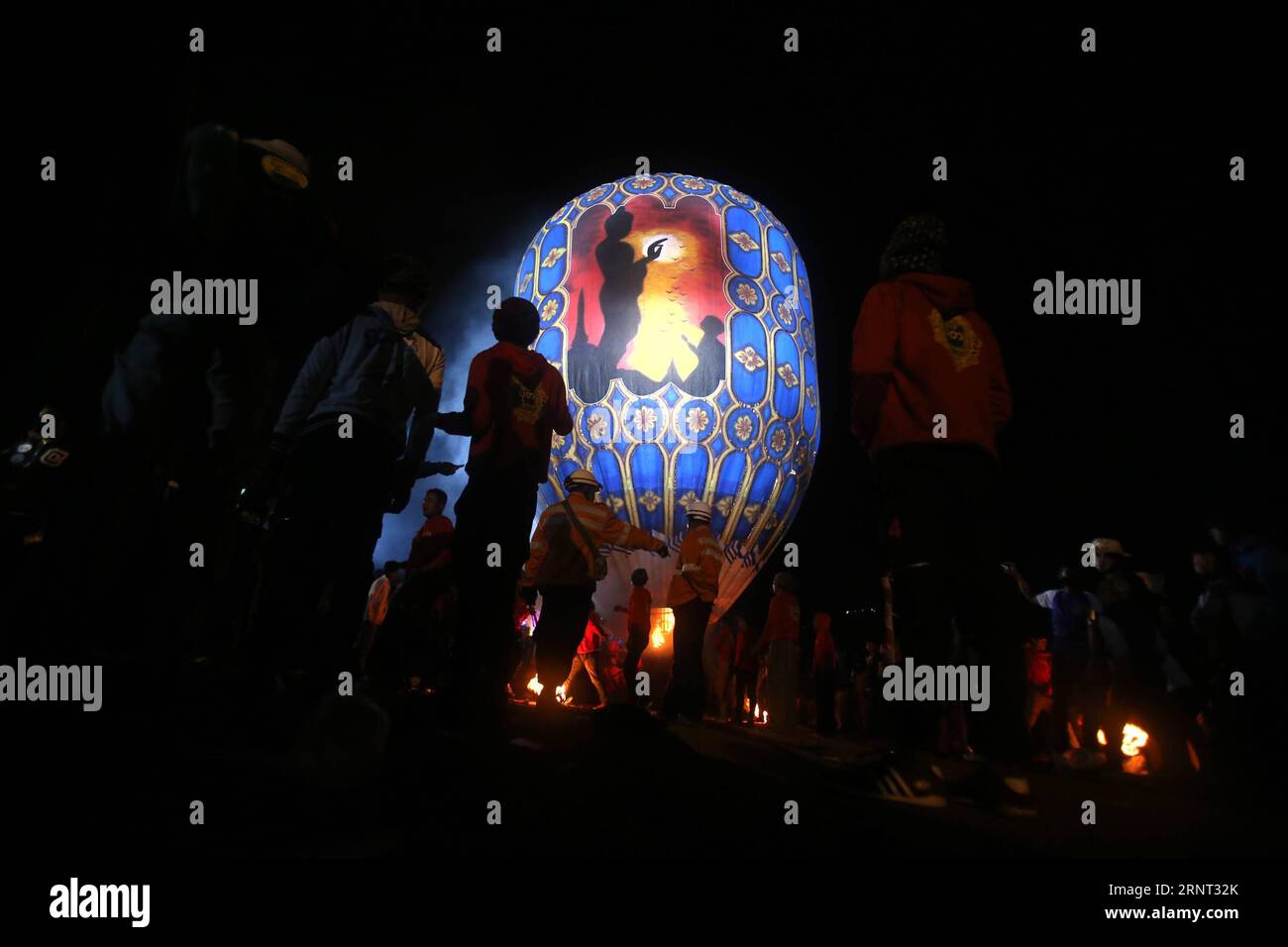 (171028) -- TAUNGGYI (MYANMAR), 28. Oktober 2017 -- die Menschen bereiten sich darauf vor, während des Tazaungdaing-Festivals in Taunggyi, Myanmar, am 27. Oktober 2017 einen Heißluftballon freizugeben. Das Tazaungdaing Festival, auch bekannt als das Festival der Lichter, das im achten Monat des traditionellen myanmarischen Kalenders auf den Vollmondtag fällt, wird als Nationalfeiertag in Myanmar gefeiert und markiert das Ende der Regenzeit. U Aung)(zcc) MYANMAR-taunggyi-TAZAUNGDAING FESTIVAL yangon PUBLICATIONxNOTxINxCHN Stockfoto