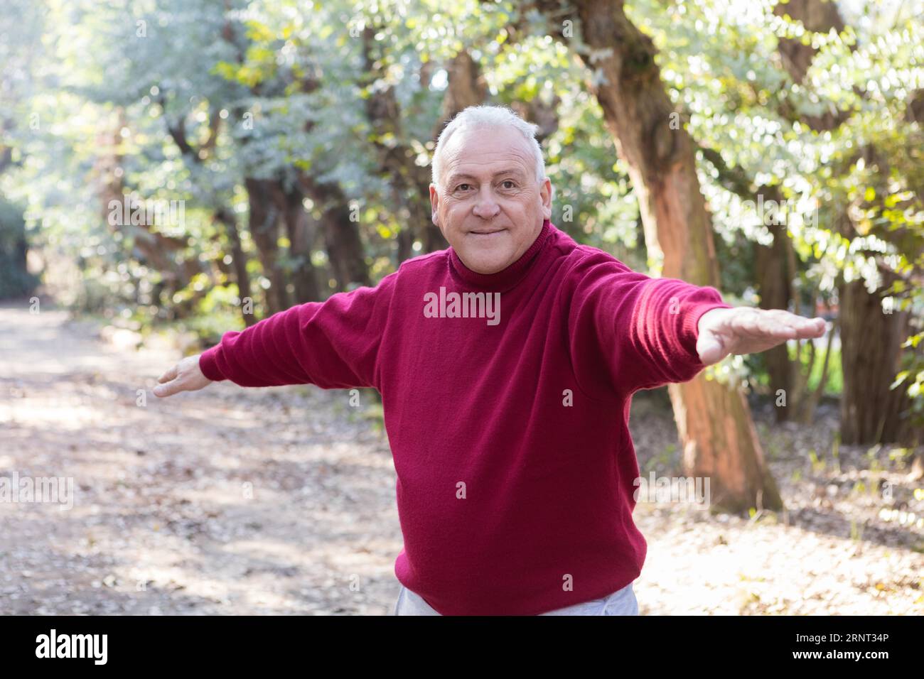 Nahaufnahme lächelnder Mann, der Dehnungsübungen macht Stockfoto