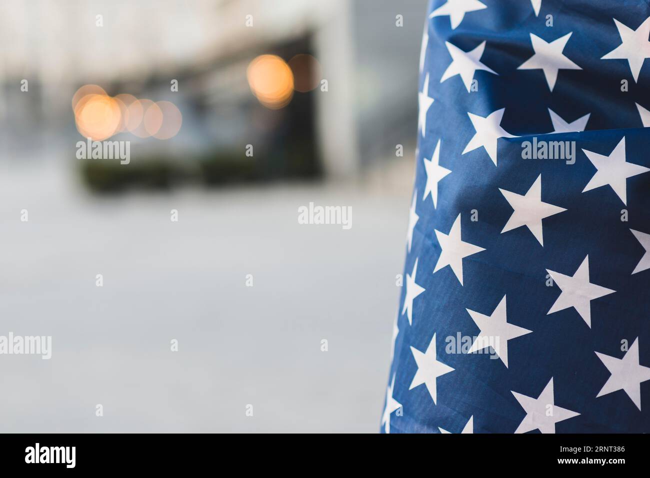 Ernte amerikanische Flagge mit eingewickelter Person Stockfoto