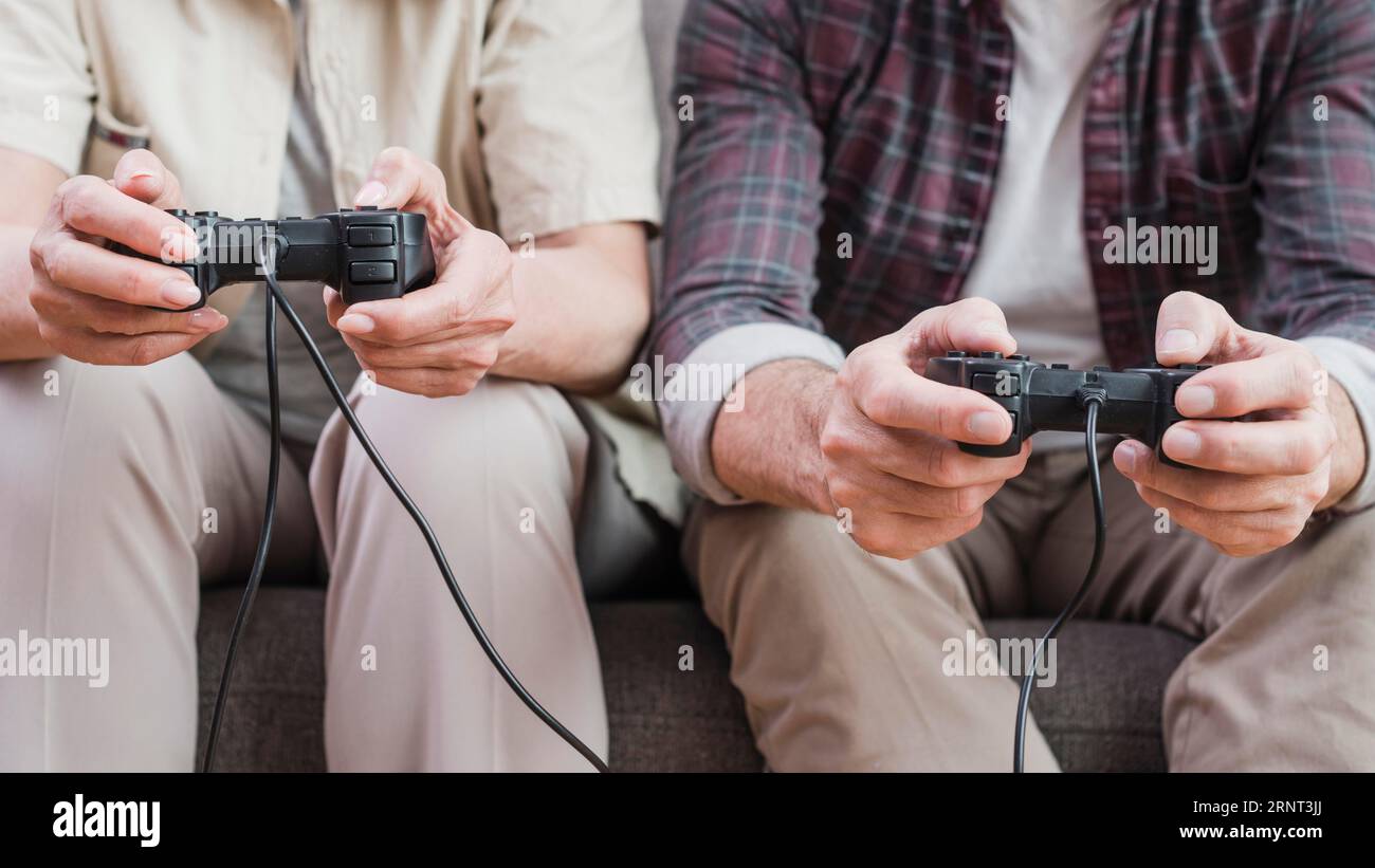 Älteres Paar, das zusammen Videospiele spielt Stockfoto