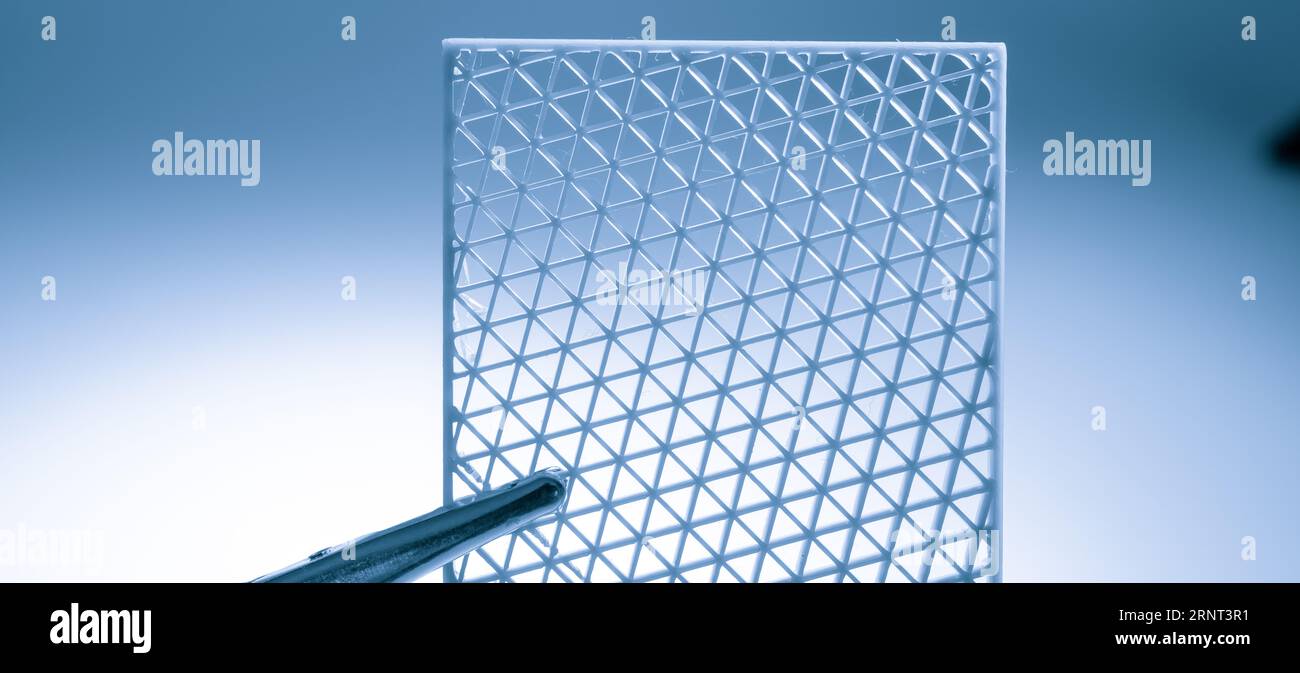 Metamaterialien in der Photovoltaik: Metamaterialien können die Lichtabsorption und das Einfangen von Licht in Solarzellen verbessern, wodurch sie möglicherweise ihre Effizienz und Re erhöhen Stockfoto