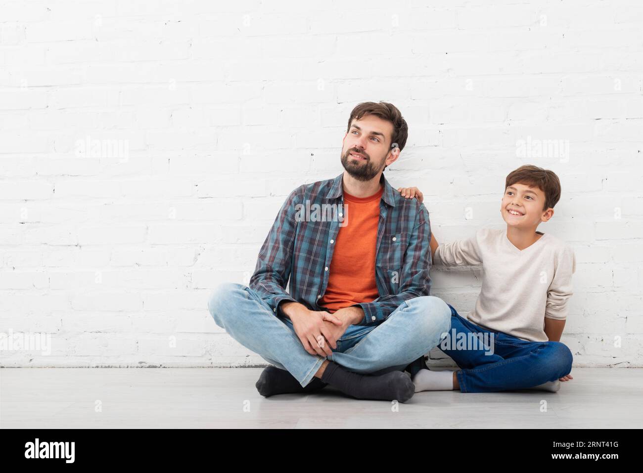 Vorderansicht Vater Sohn schaut weg Stockfoto