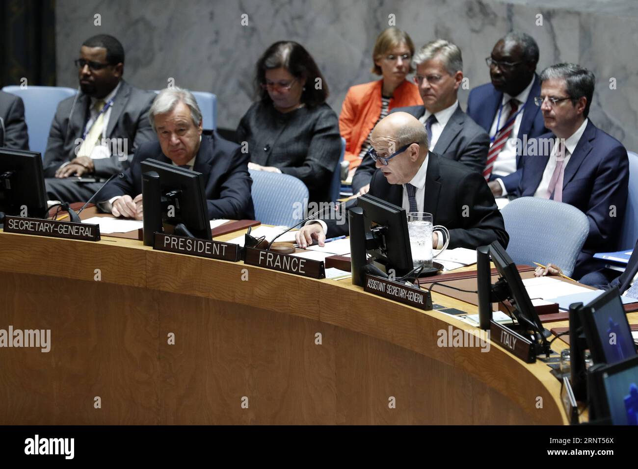 (171030) -- VEREINTEN NATIONEN, 30. Oktober 2017 -- der französische Außenminister Jean-Yves Le Drian (R, Front) leitet am 30. Oktober 2017 im UN-Hauptquartier in New York eine offene Debatte über Frieden und Sicherheit in Westafrika. UN-Generalsekretär Antonio Guterres forderte den Sicherheitsrat am Montag auf, bei seiner Entscheidung über eine gemeinsame militärische Truppe der Sahelregion in Westafrika ehrgeizig zu sein. ) VN-SICHERHEITSRAT-WESTAFRIKA-OFFENE DEBATTE ÜBER FRIEDEN UND SICHERHEIT LIXMUZI PUBLICATIONXNOTXINXCHN Stockfoto