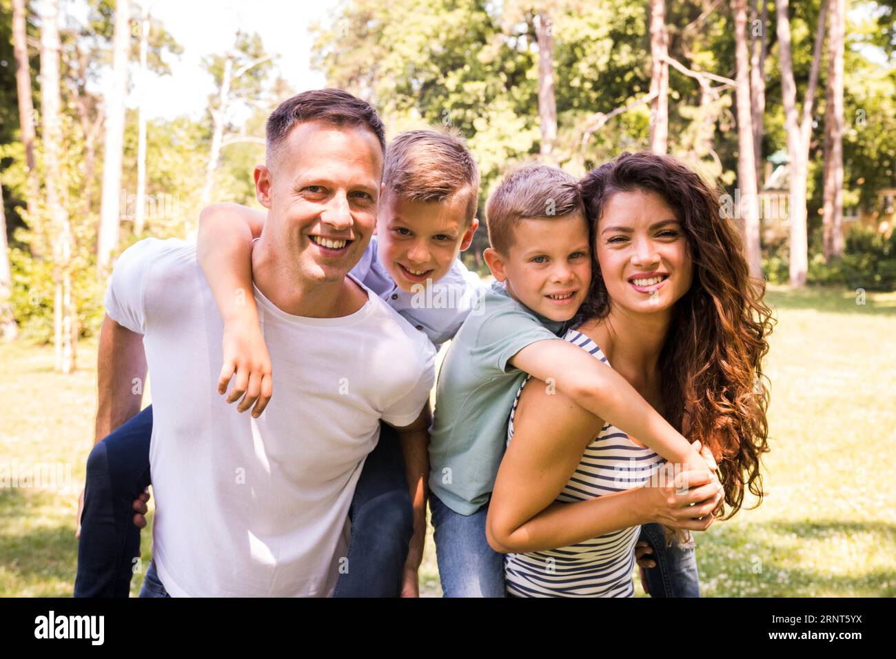 Portrait Happy Family Park Stockfoto