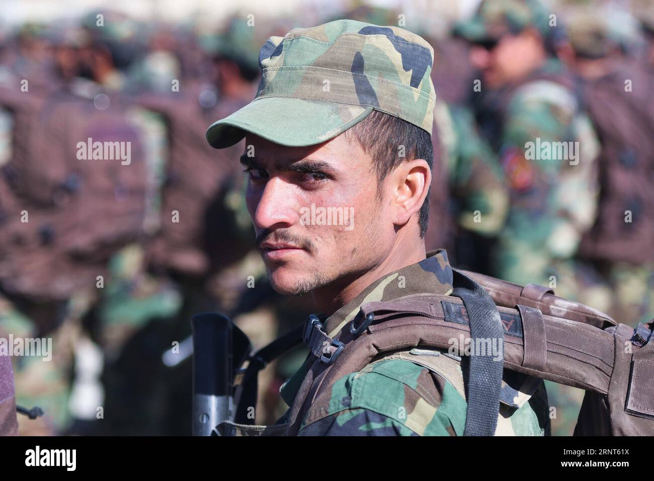 (171031) -- KABUL, 31. Oktober 2017 -- Ein Kommandosoldat wartet auf eine Inspektion im Morehead Commando Training Center in der Nähe von Kabul, Afghanistan, am 25. Oktober 2017. Insgesamt wurden 830 Kommandos nach Abschluss eines 14-wöchigen Trainingskurses kürzlich bei der afghanischen Nationalarmee (ANA) in Auftrag gegeben. ) (psw) AFGHANISTAN-KABUL-MOREHEAD-KOMMANDOZENTRUM DaixHe PUBLICATIONxNOTxINxCHN Stockfoto