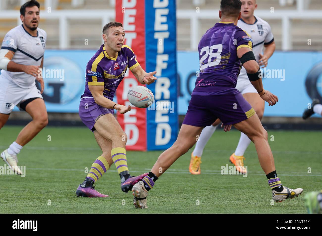 Newcastle, Großbritannien. Juni 2023. Evan Simons of Newcastle Thunder geht an Tyler Walton of Newcastle Thunder während des WETTKAMPFES zwischen Newcastle Thunder und Toulouse im Kingston Park, Newcastle, am Samstag, den 2. September 2023, weiter. (Foto: Chris Lishman | MI News) Credit: MI News & Sport /Alamy Live News Stockfoto