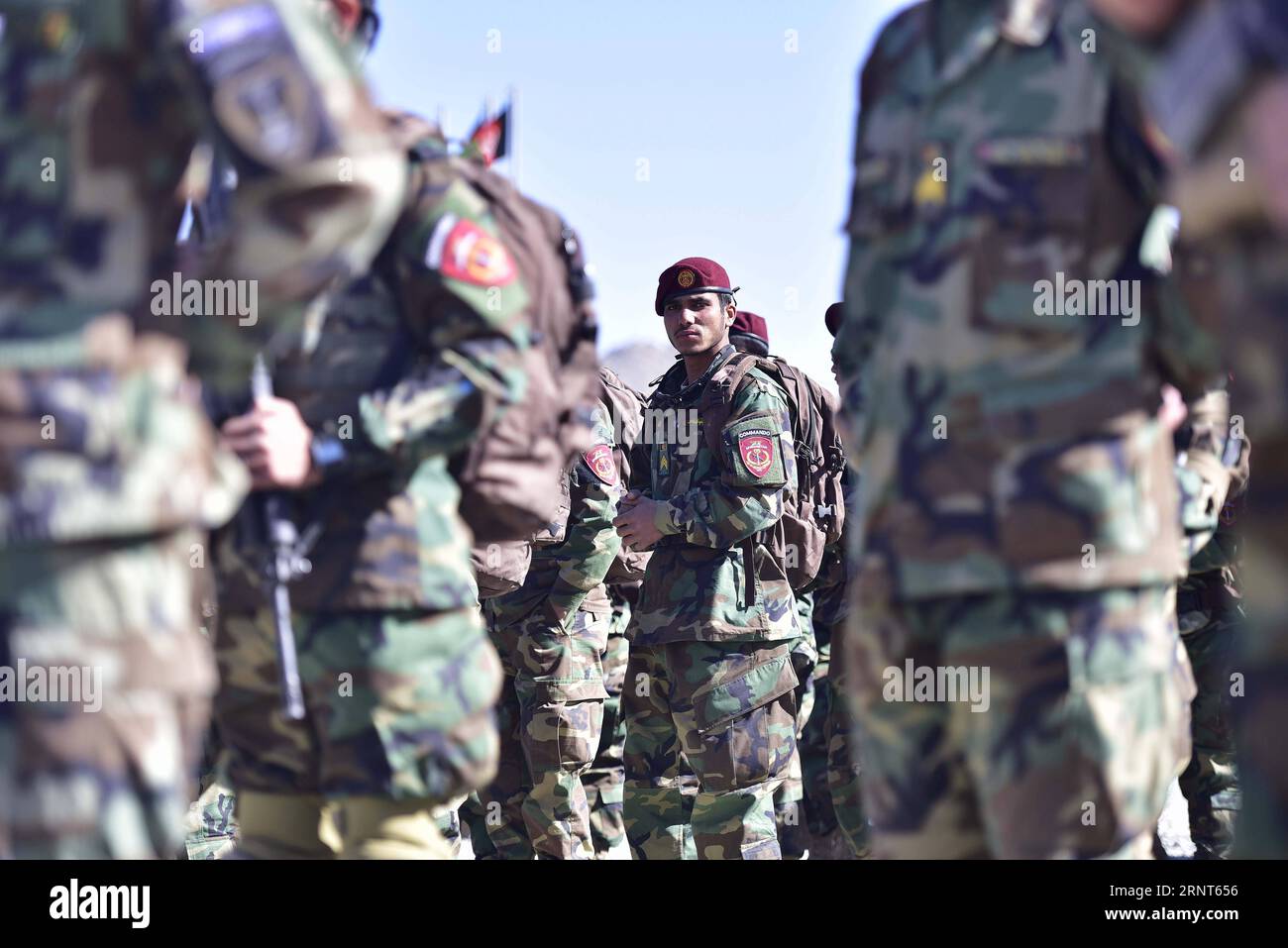 (171031) -- KABUL, 31. Oktober 2017 -- Soldaten des Kommandos warten auf eine Inspektion im Morehead Commando Training Center, in der Nähe von Kabul, Afghanistan, am 25. Oktober 2017. Insgesamt wurden 830 Kommandos nach Abschluss eines 14-wöchigen Trainingskurses kürzlich bei der afghanischen Nationalarmee (ANA) in Auftrag gegeben. ) (psw) AFGHANISTAN-KABUL-MOREHEAD-KOMMANDOZENTRUM DaixHe PUBLICATIONxNOTxINxCHN Stockfoto