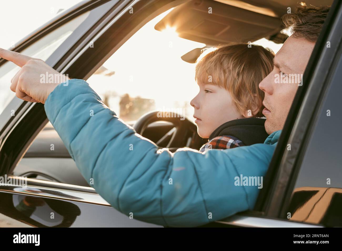 Seitenansicht Vater Kinderwagen während der Fahrt Stockfoto