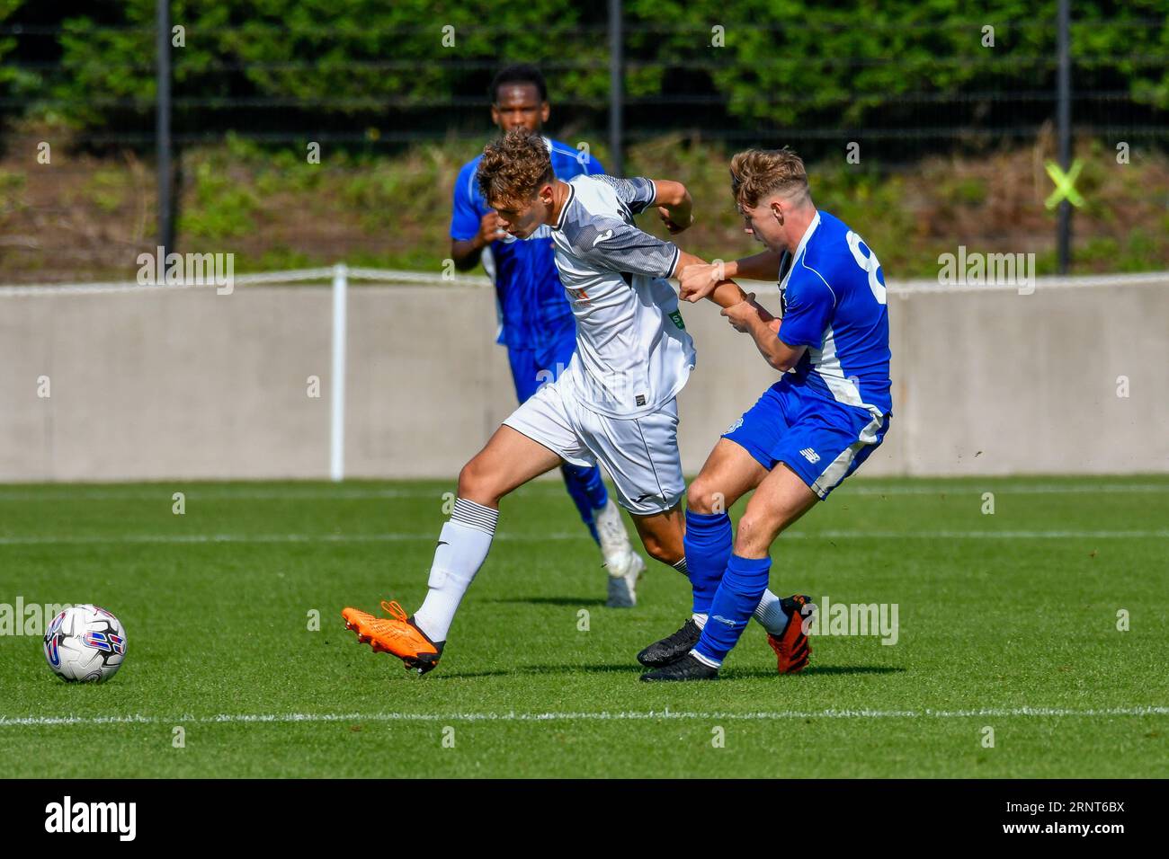 Swansea, Wales. 2. September 2023. Thomas Woodward aus Swansea City kämpft am 2. September 2023 mit Trey George aus Cardiff City um den Besitz während des Spiels des unter 18-jährigen Professional Development League Cup zwischen Swansea City und Cardiff City an der Swansea City Academy in Swansea, Wales, UK. Quelle: Duncan Thomas/Majestic Media/Alamy Live News. Stockfoto