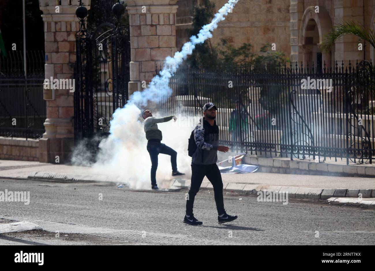 (171101) -- BETHLEHEM, 1. November 2017 -- es kommt zu Auseinandersetzungen zwischen Palästinensern und israelischen Soldaten, als Palästinenser am 1. November 2017 in der Westjordstadt Bethlehem gegen die Balfour-Erklärung protestieren. Am 2. November 100 ist die Balfour-Erklärung vergangen, die den Namen des Schreibens des britischen Außenministers Arthur James Balfour an Lord Lionel Walter Rothschild aus dem Jahr 1917 darstellt. er war damals ein Führer der britischen jüdischen Gemeinde und kündigte die britische Unterstützung für das jüdische Volk an, seinen Staat auf dem Land Palästinas aufzubauen. Mamoun W Stockfoto