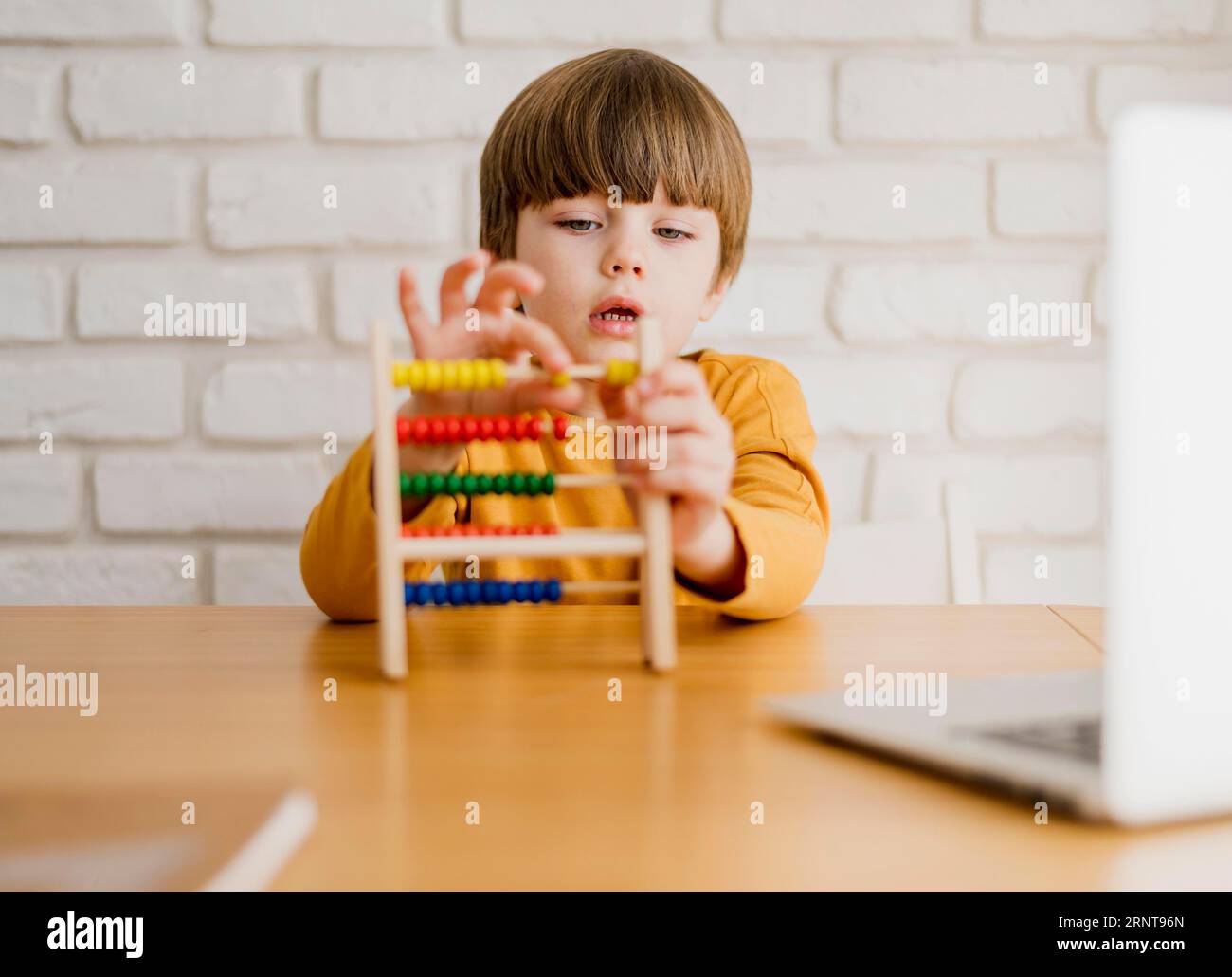 Kind mit Vorderblick und Abacus-Schreibtisch Stockfoto