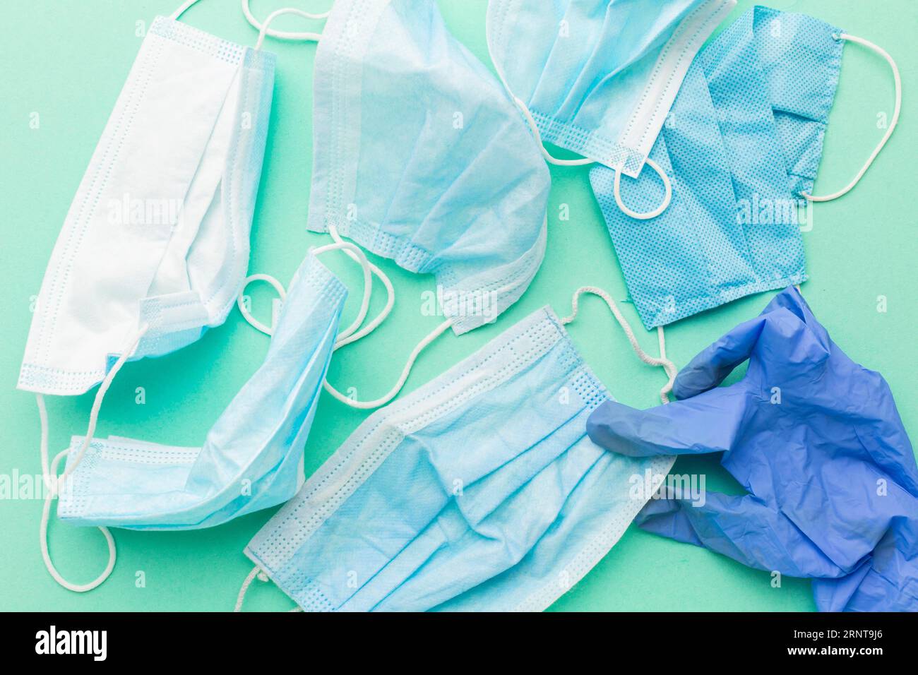 Gebrauchte medizinische Masken Handschuhe Draufsicht Stockfoto