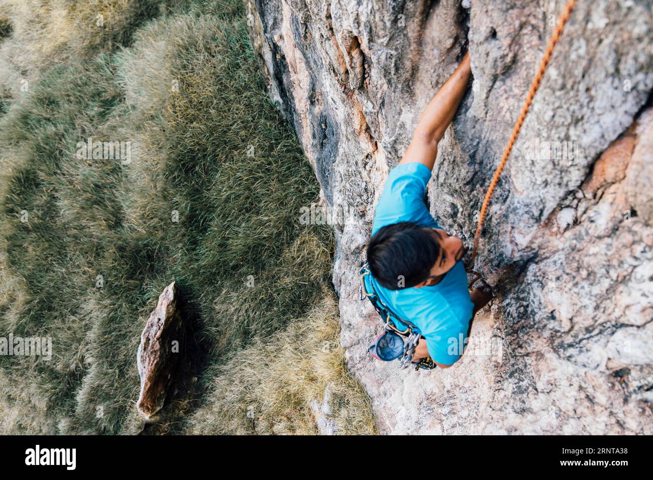 Mann-Kletterwand Stockfoto