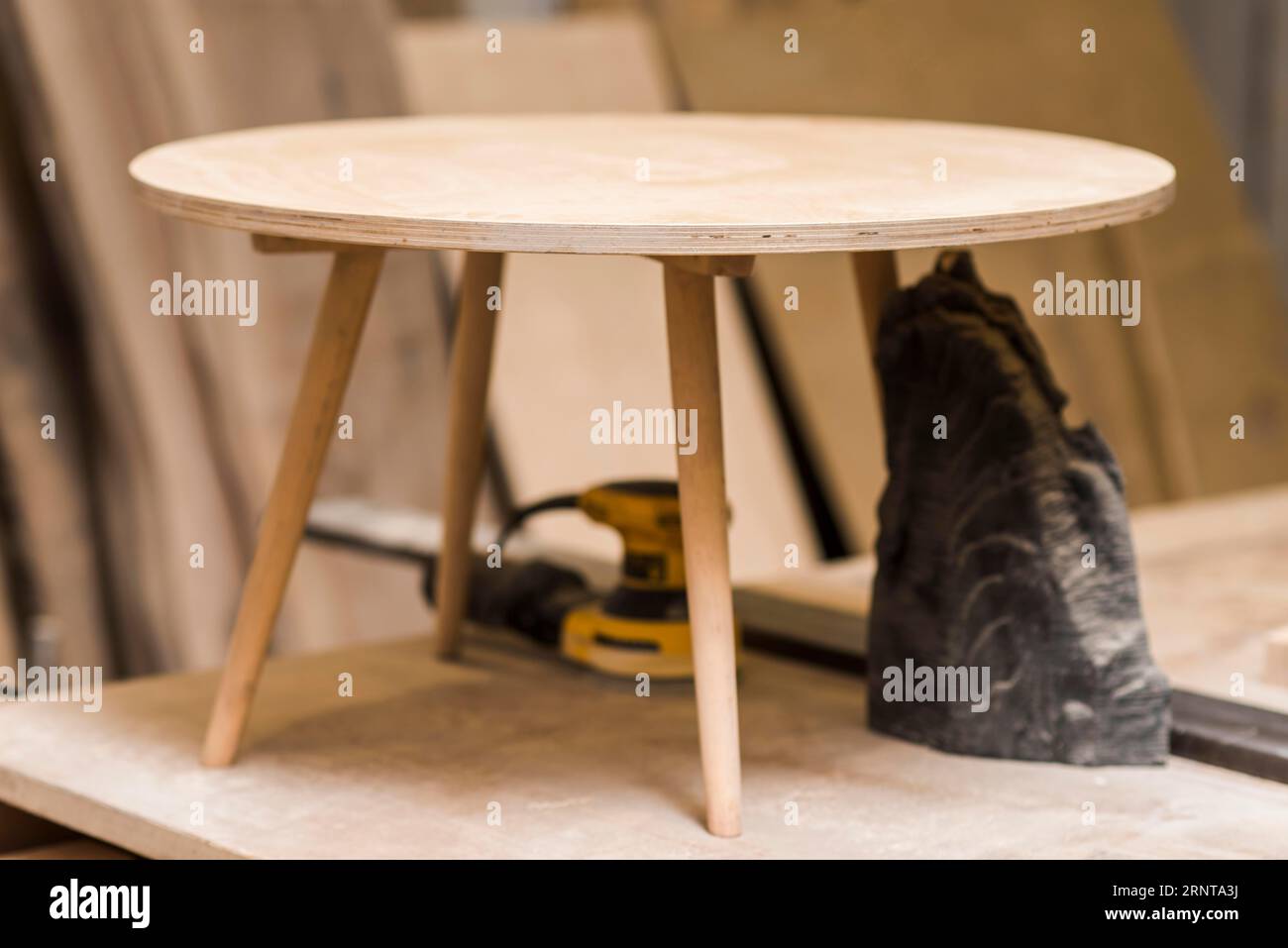 Unvollständige kleine runde Holztisch-Werkbank Stockfoto