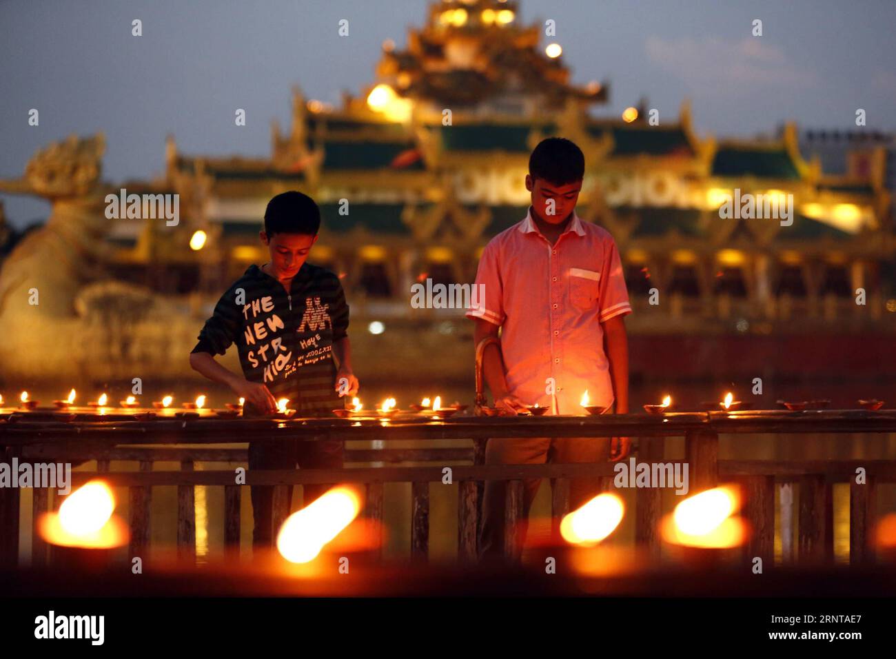 (171103) -- YANGON, 3. November 2017 -- Menschen zünden Öllampen während des Tazaungdaing-Festivals in Yangon, Myanmar, am 3. November 2017. Das Tazaungdaing-Festival findet im achten Monat des Kalenderjahres Myanmars statt, um das Ende der Regenzeit zu markieren. ) MYANMAR-YANGON-TAZAUNGDAING FESTIVAL UxAung PUBLICATIONxNOTxINxCHN Stockfoto