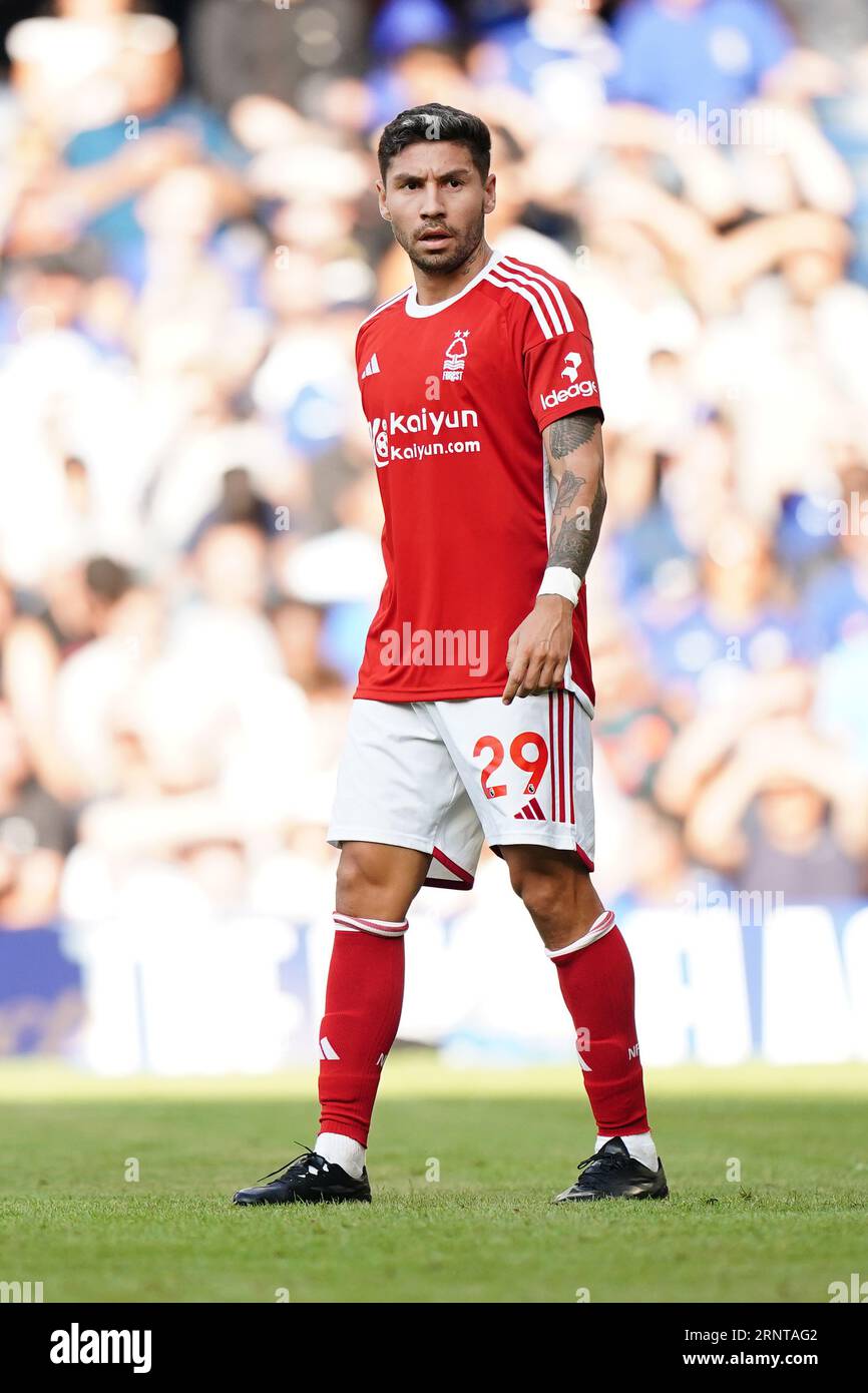 Gonzalo Montiel aus Nottingham Forest in Aktion während des Spiels der Premier League in Stamford Bridge, London. Bilddatum: Samstag, 2. September 2023. Stockfoto