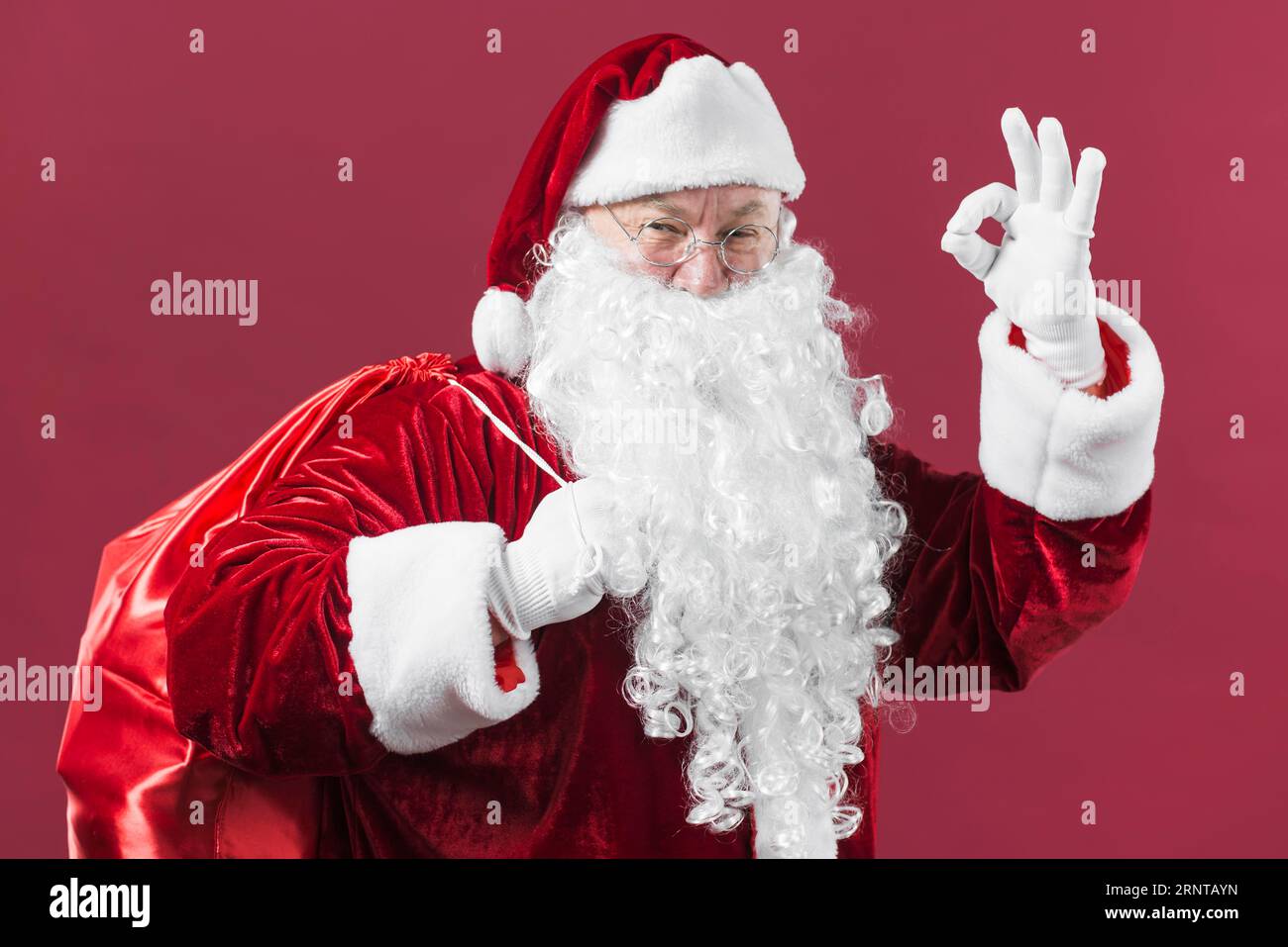 Der weihnachtsmann mit Sack zeigt eine gute Geste Stockfoto