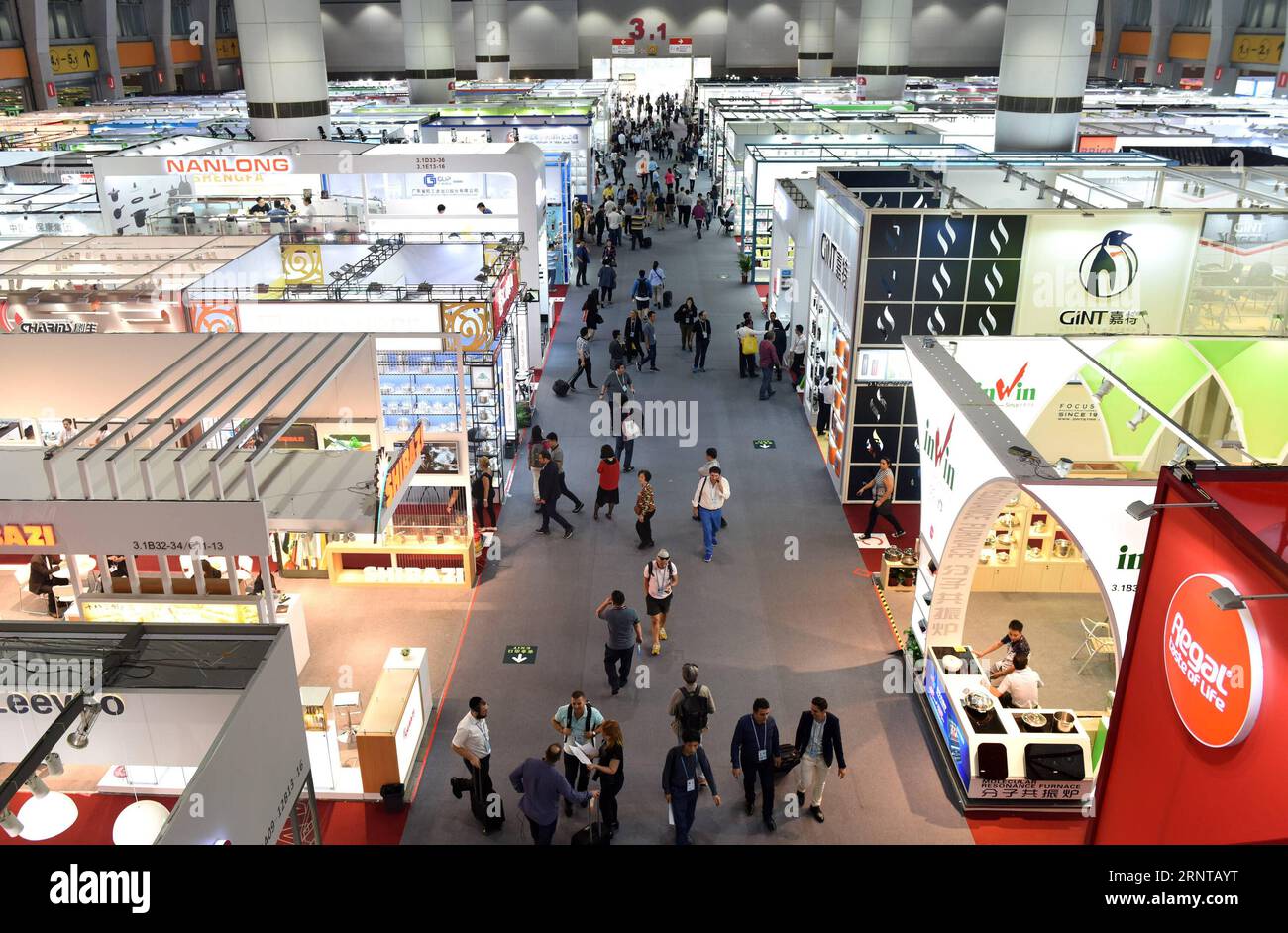 (171104) -- GUANGZHOU, 4. November 2017 -- Menschen besuchen die China Import and Export Fair, auch bekannt als Canton Fair, in Guangzhou, südchinesische Provinz Guangdong, 27. Oktober 2017. Chinas größte Messe schloss ihre 122. Sitzung am Samstag in der Provinz Guangdong mit mehr ausländischen Käufern und mehr Deals ab. Der Exportumsatz erreichte 30,2 Milliarden US-Dollar und stieg damit um 8,2 Prozent gegenüber dem Vorjahr. Insgesamt nahmen 191.950 Käufer aus 213 Ländern und Regionen an der Messe Teil, laut Messesprecher Xu Bing um 3,4 Prozent. )(mcg) CHINA-GUANGZHOU-CANTON FAIR (CN) LuxHanxin PUBLICATIONxNOTxINxCHN Stockfoto