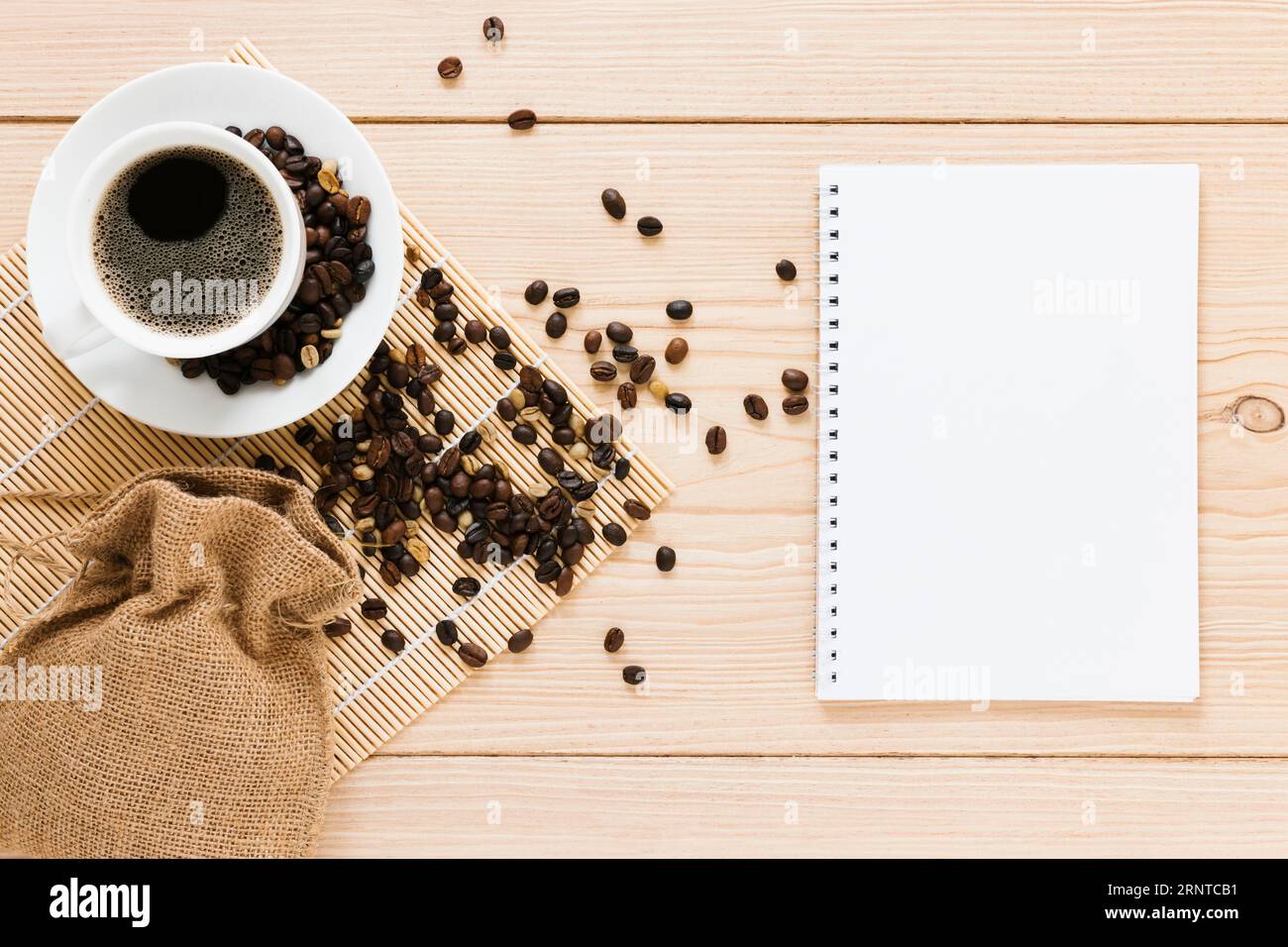 Tasche mit Kaffeebohnen Notebook Mock Up Stockfoto