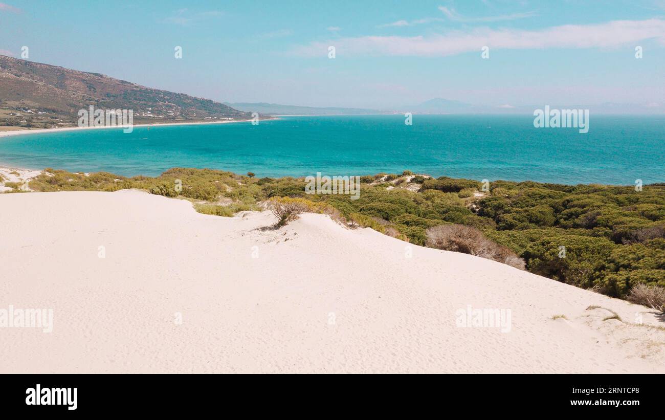 Ruhiger, türkisfarbener, einsamer Strand am Meer Stockfoto