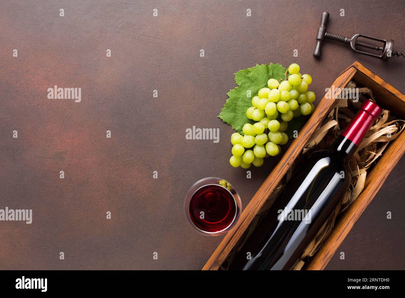 Kopierraum mit einer kompletten Flasche Wein Stockfoto