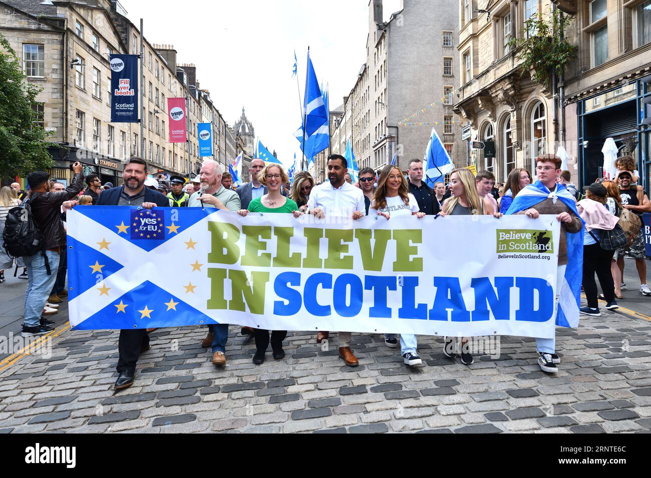 Edinburgh, Schottland, Großbritannien. September 2023. Humza Yousaf, erster Minister Schottlands, schließt sich dem "Glauben an Schottland"-marsch für "Unabhängigkeit in der EU" an. Gutschrift. Douglas Carr/Alamy Live News Stockfoto