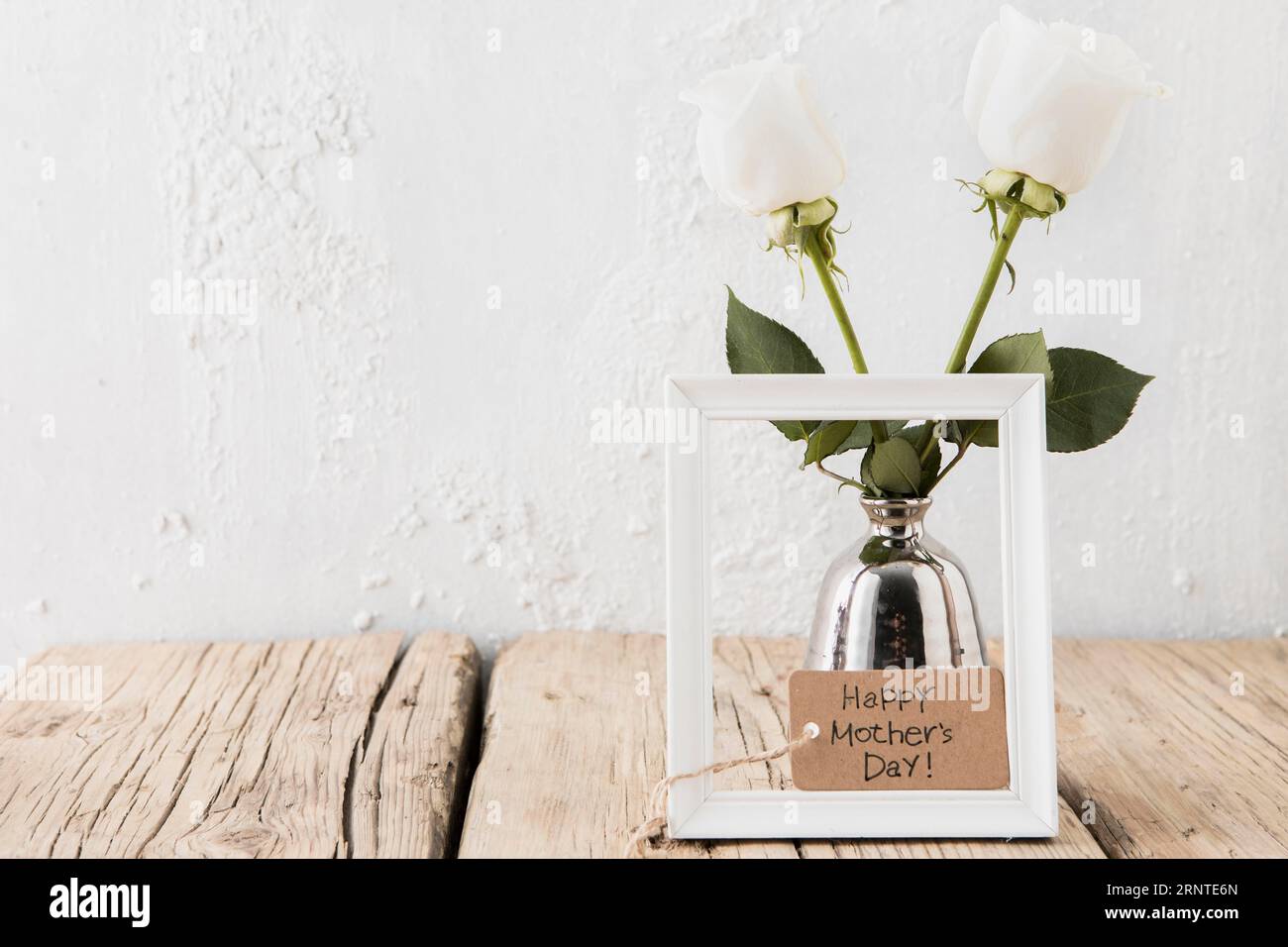 Happy Mothers Day Inschrift mit weißer Rosen Vase Stockfoto