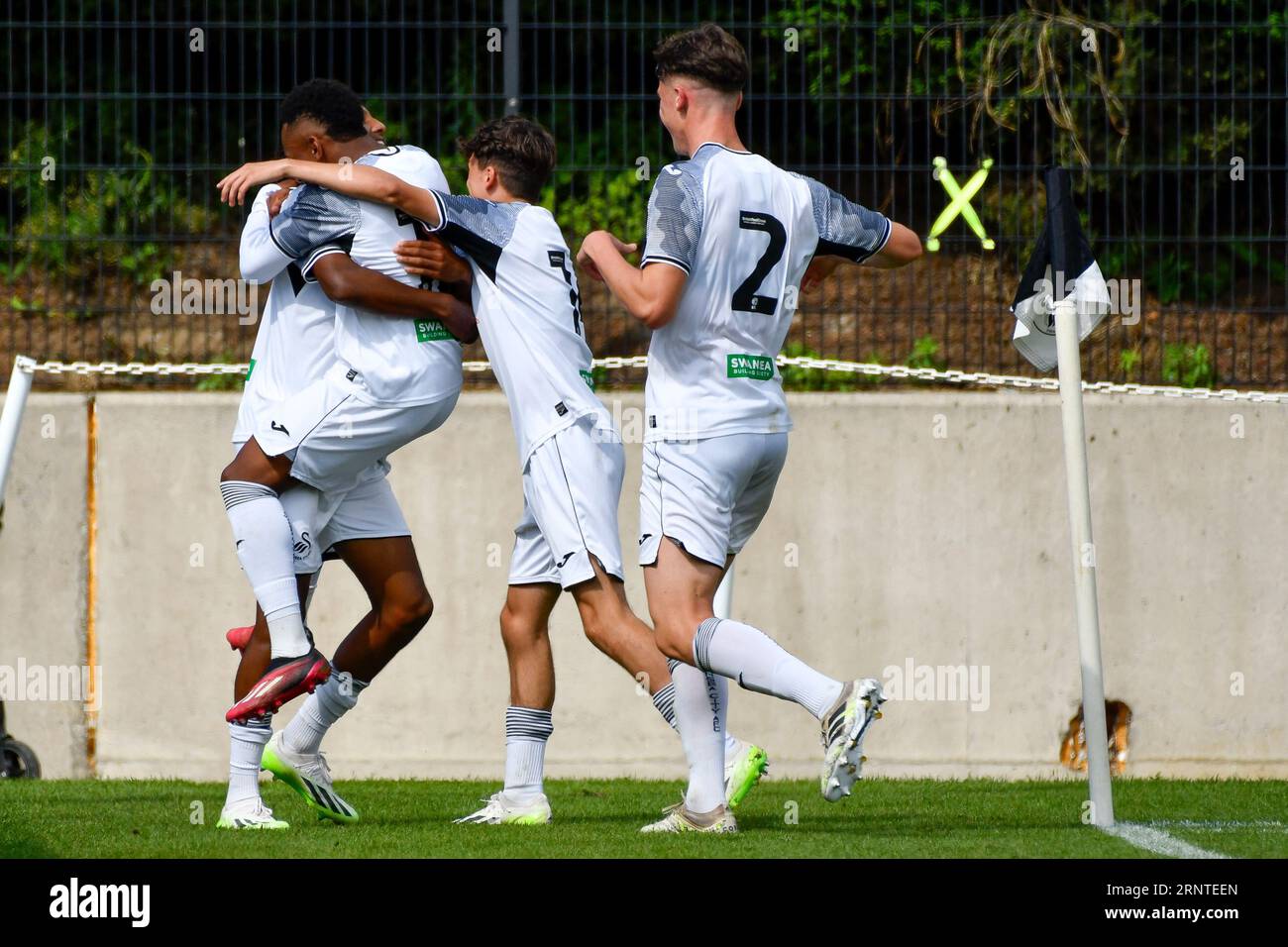 Swansea, Wales. 2. September 2023. Sammy Henia-Kamau aus Swansea City feiert das vierte Tor seiner Mannschaft mit seinen Teamkollegen während des Spiels im U18 Professional Development League Cup zwischen Swansea City und Cardiff City an der Swansea City Academy in Swansea, Wales, UK am 2. September 2023. Quelle: Duncan Thomas/Majestic Media/Alamy Live News. Stockfoto