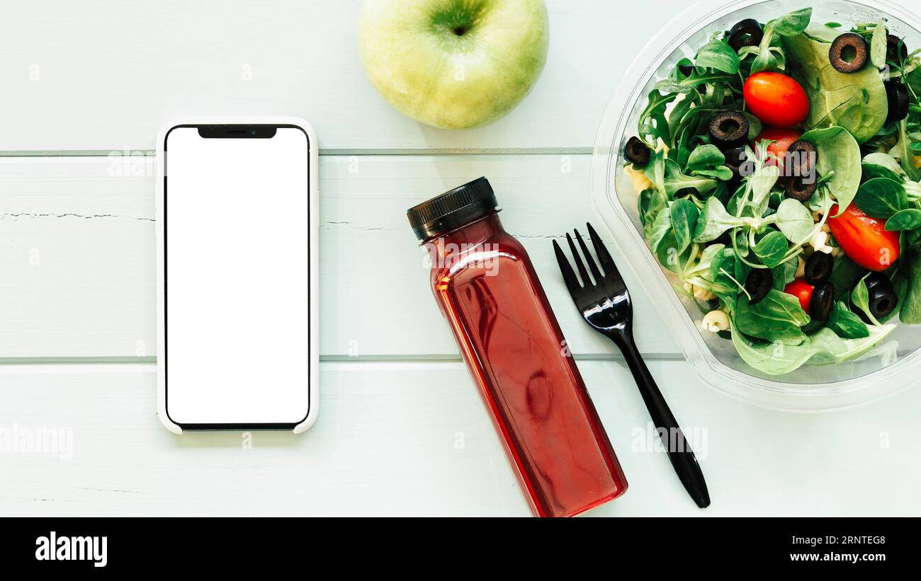 Gesundes Food-Konzept mit Smartphone-Salat Stockfoto
