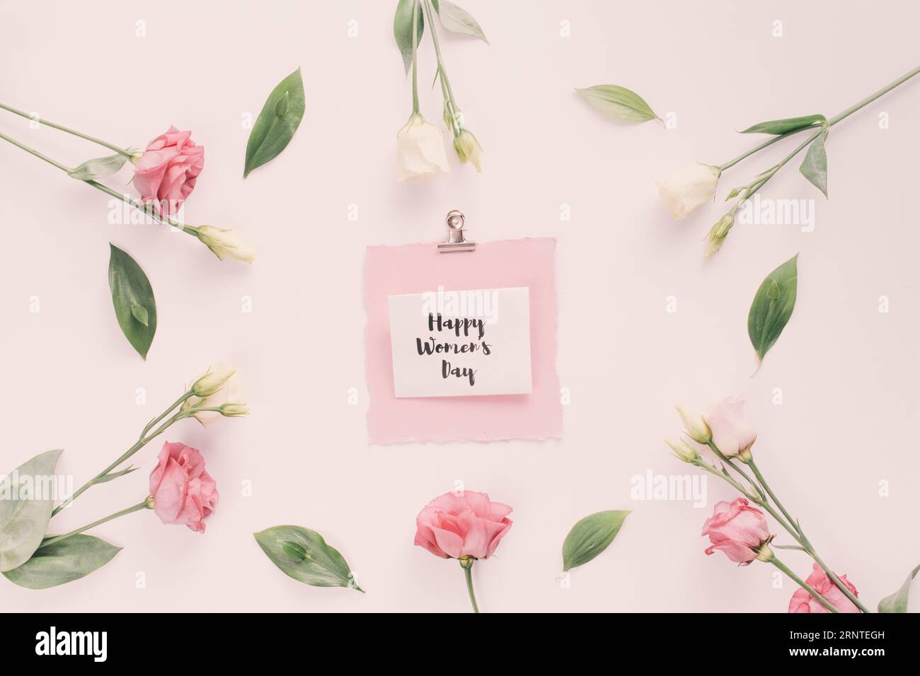 Happy Women Tag Inschrift mit Rosenblüten Stockfoto
