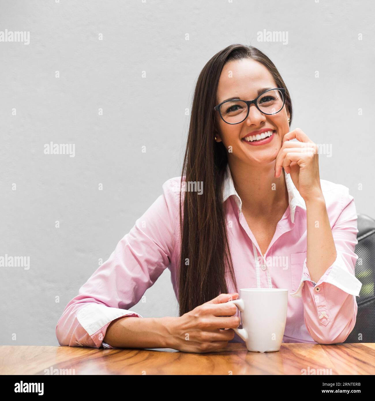 Mittelgroße Geschäftsfrau mit Tasse Kaffee Stockfoto