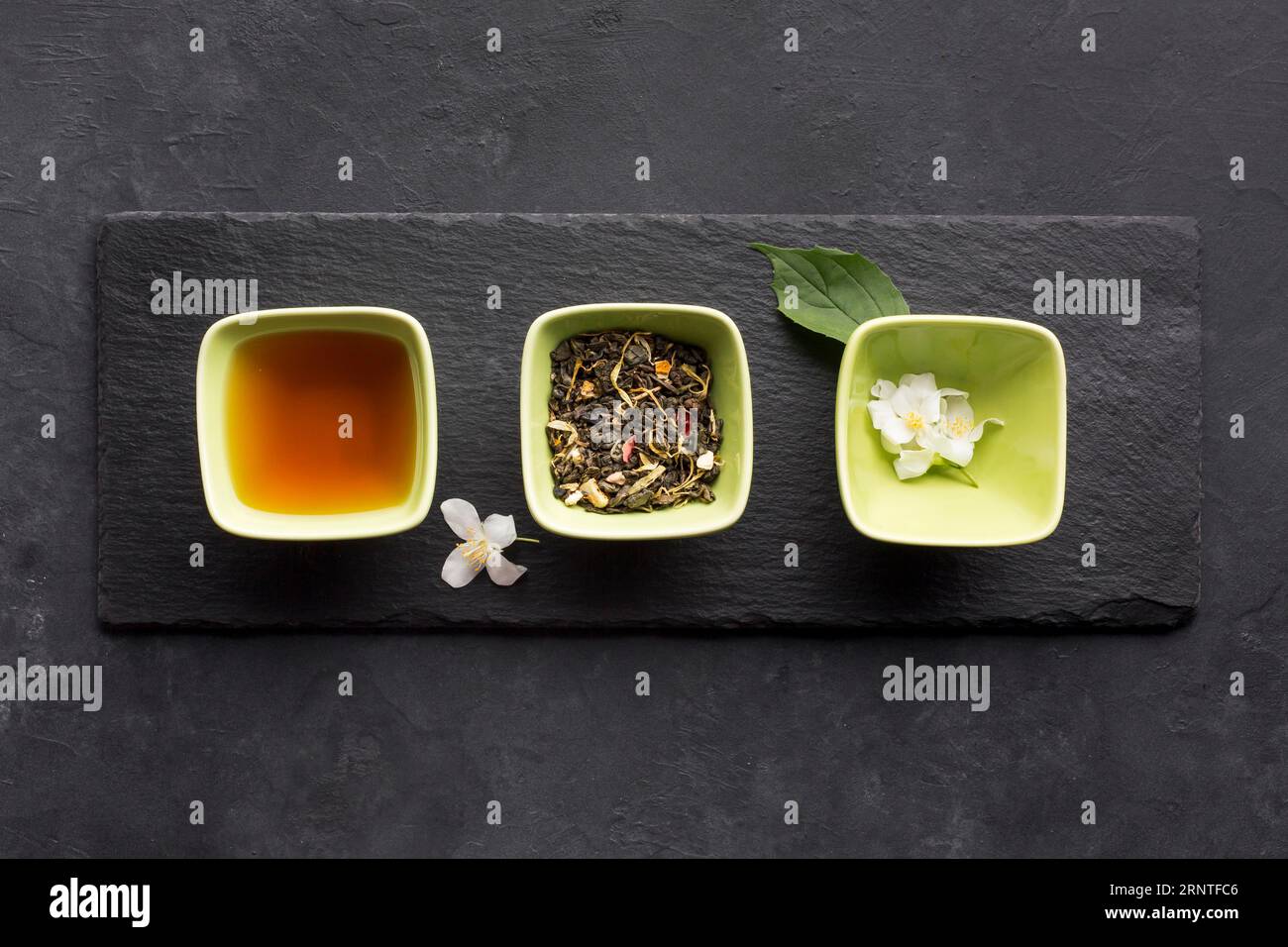 Reihe gesunden Tee Zutat weißen Jasmin Blume Schiefer Stein Stockfoto