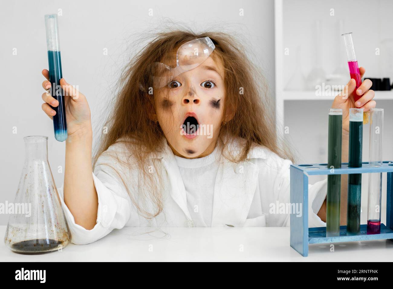 Schockiertes Mädchen-Wissenschaftler-Labor mit Reagenzgläsern hat Experiment versagt Stockfoto