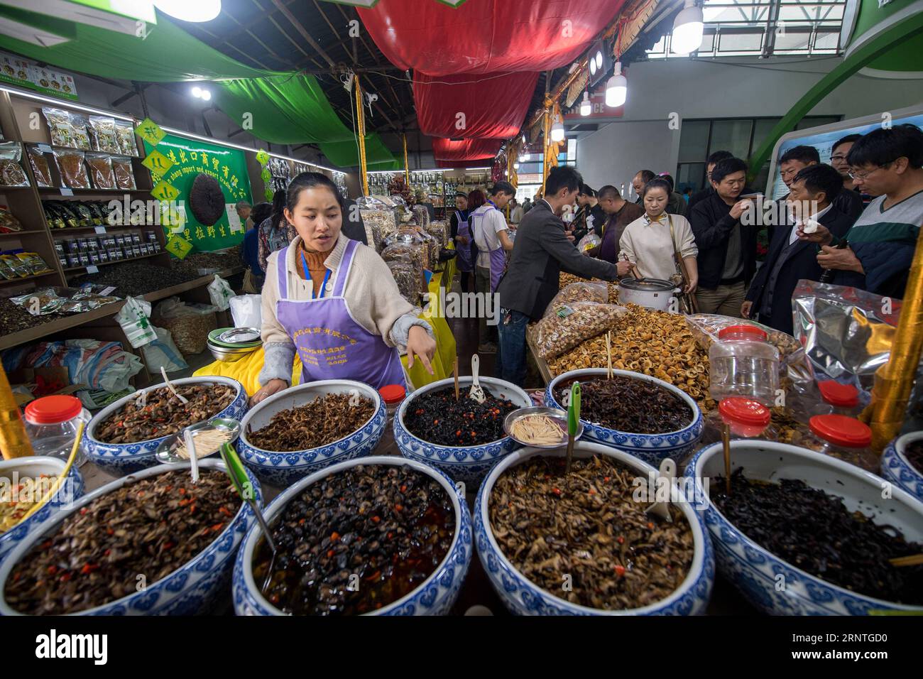 (171109) -- KUNMING, 9. November 2017 -- Besucher besuchen Essensstände während der 13. Internationalen Landwirtschaftsmesse China (Kunming) in Kunming, Hauptstadt der südwestchinesischen Provinz Yunnan, 9. November 2017. Die expo hat hier am Donnerstag begonnen. ) (wyo) CHINA-KUNMING-AGRICULTURAL EXPO (CN) HuxChao PUBLICATIONxNOTxINxCHN Stockfoto