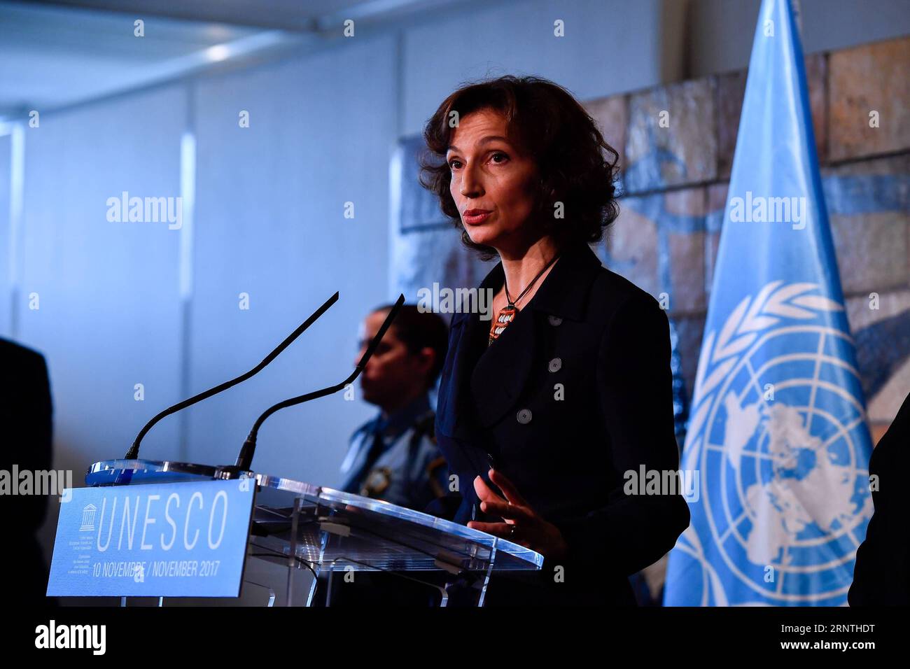 (171110) -- PARIS, 10. November 2017 -- Audrey Azoulay, ehemalige französische Kulturministerin, spricht am 10. November 2017 auf einer Pressekonferenz im Hauptquartier der Organisation der Vereinten Nationen für Bildung, Wissenschaft und Kultur (UNESCO) in Paris, Frankreich. Audrey Azoulay wurde am Freitag in Paris von der Generalkonferenz der UNESCO als neuer Generaldirektor dieser UN-Organisation genehmigt. (zf) FRANCE-PARIS-UN-UNESCO-GENERALDIREKTOR ChenxYichen PUBLICATIONxNOTxINxCHN Stockfoto