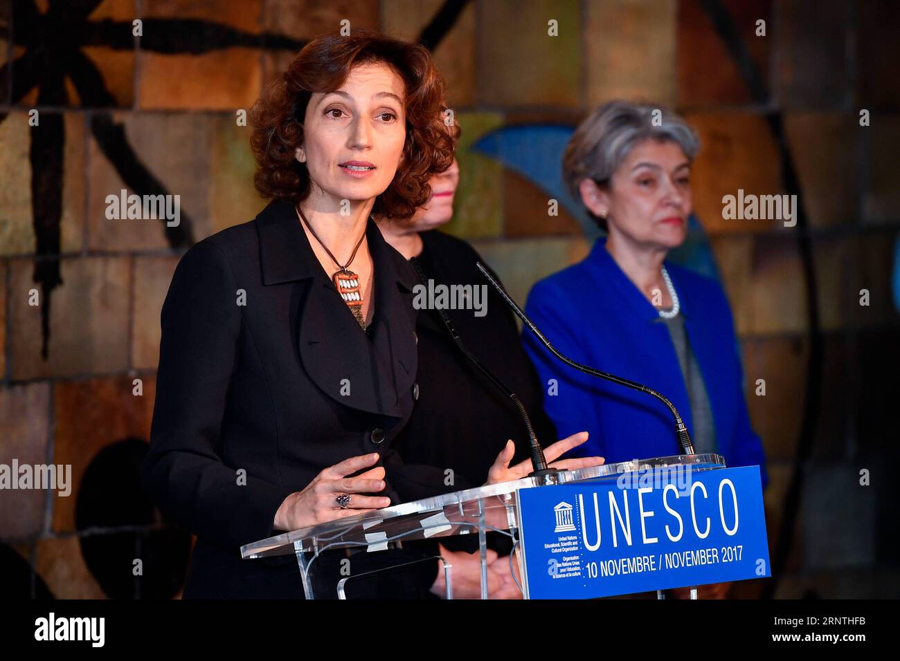 (171110) -- PARIS, 10. November 2017 -- Audrey Azoulay (L), ehemalige französische Kulturministerin, spricht am 10. November 2017 auf einer Pressekonferenz im Hauptquartier der Organisation der Vereinten Nationen für Bildung, Wissenschaft und Kultur (UNESCO) in Paris, Frankreich. Audrey Azoulay wurde am Freitag in Paris von der Generalkonferenz der UNESCO als neuer Generaldirektor dieser UN-Organisation genehmigt. (zf) FRANCE-PARIS-UN-UNESCO-GENERALDIREKTOR ChenxYichen PUBLICATIONxNOTxINxCHN Stockfoto