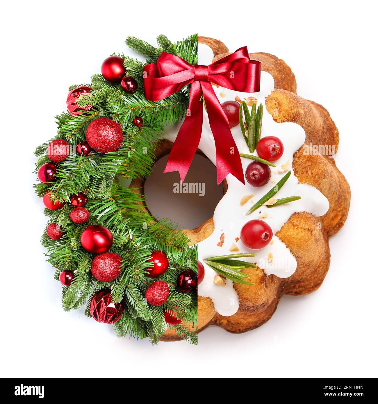 Kreative Collage aus schönem Weihnachtskranz und leckerem Kuchen auf weißem Hintergrund Stockfoto