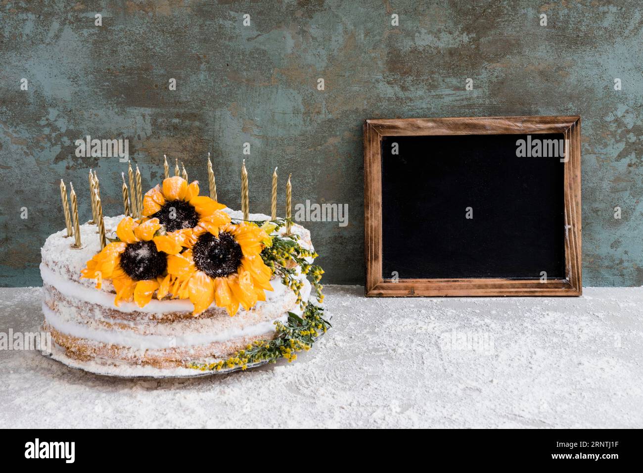 Geburtstagskuchen mit Blumen Stockfoto