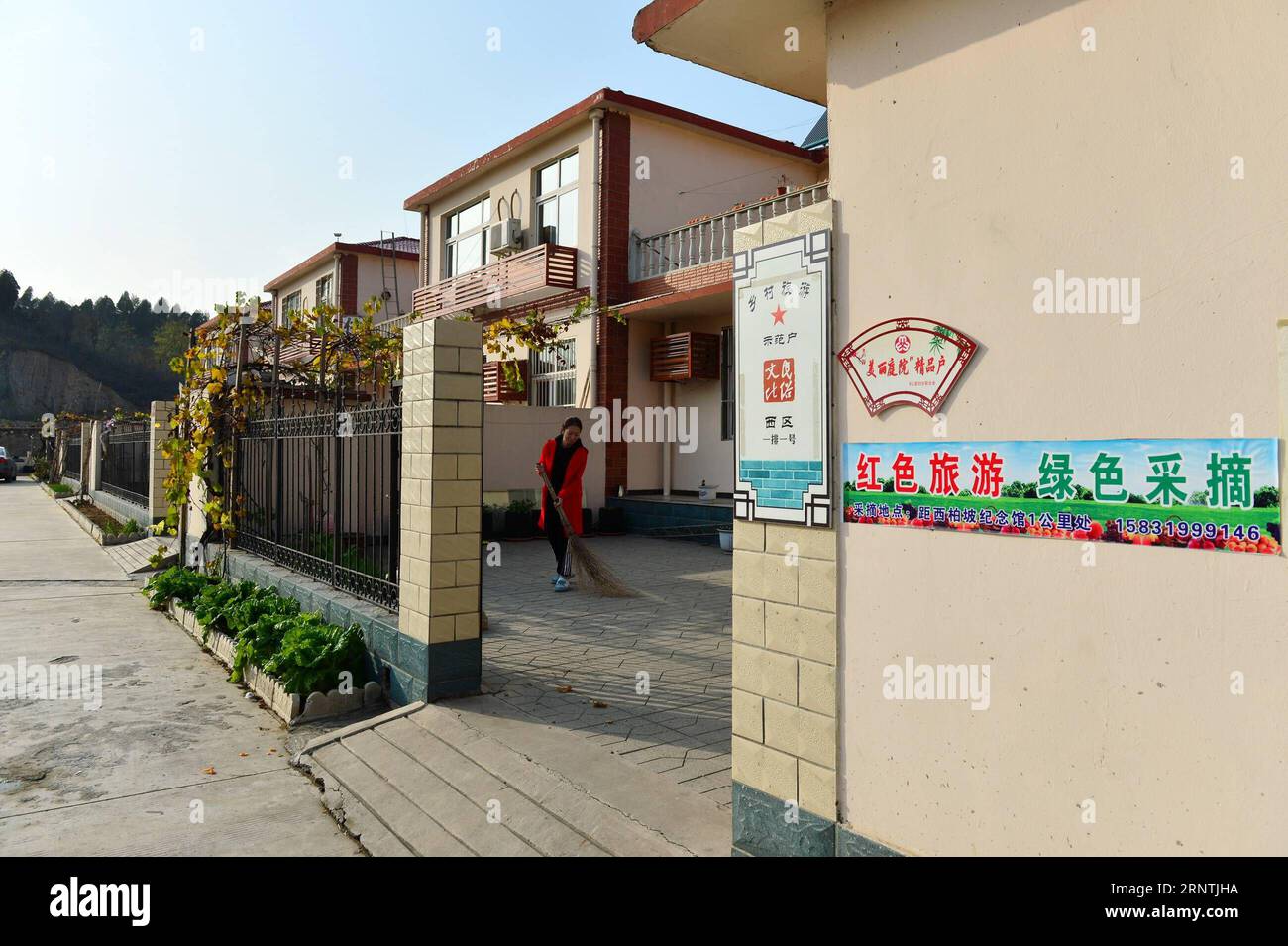(171111) -- SHIJIAZHUANG, 11. November 2017 -- Gästehäuser werden entlang einer Straße im Dorf Liangjiagou unter der Xibaipo-Gemeinde des Pingshan County, nordchinesische Provinz Hebei, 8. November 2017 gesehen. Die Umwelt, der Lebenszustand und der Infrastrukturbau in Xibaipo, einer alten revolutionären Basis, wurden in den letzten Jahren erheblich verbessert. Immer mehr Touristen sind in die Stadt gezogen worden. ) (mp) CHINA-HEBEI-XIBAIPO TOWNSHIP DEVELOPMENT (CN) ZhangxZhen PUBLICATIONxNOTxINxCHN Stockfoto
