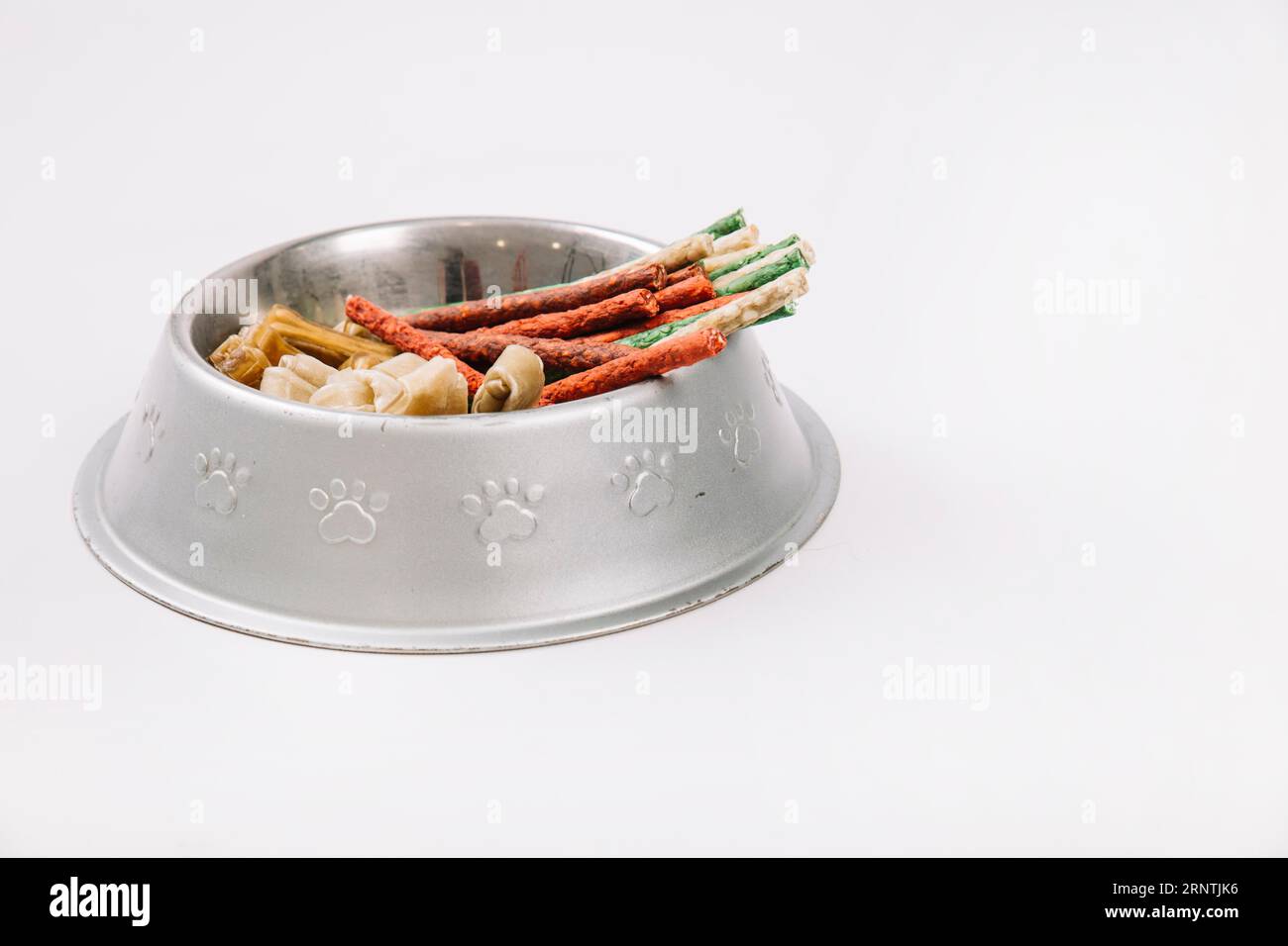 Schüssel mit Leckereien für Haustiere schließen Stockfoto