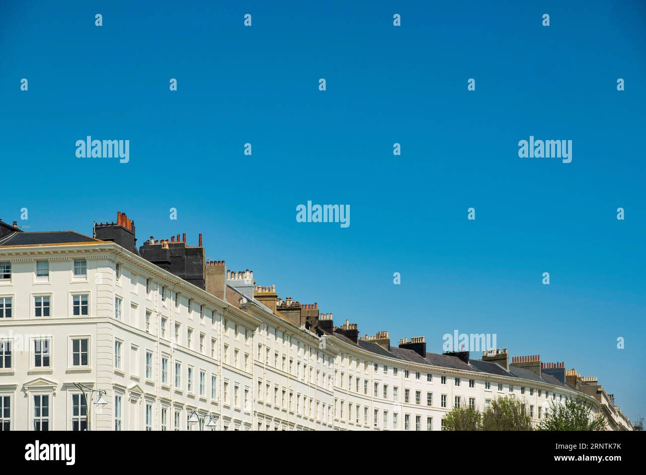 Kurvige Häuserzeile an der Promenade von Brighton und Hove, East Sussex, England, Vereinigtes Königreich Stockfoto