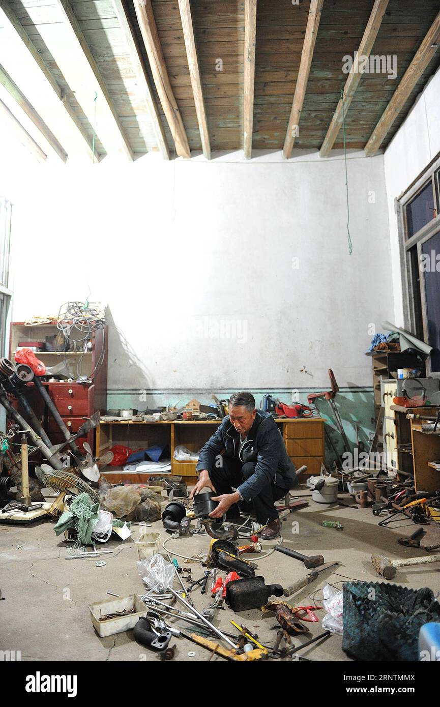 (171113) -- XIAPU, 13. November 2017 -- Jiang Lianshui repariert Komponenten von Fischerbooten zu Hause im Dorf Beiqi im Kreis Xiapu, Provinz Fujian im Südosten Chinas, 8. November 2017. Xiapu County mit 480 km Küste und 69.333 ha Schlammfläche ist berühmt für seine malerische Landschaft mit Stränden und zieht Gruppen von Fotografen an, um Fotos zu machen. So steigt die Nachfrage nach Modellen, die den Fang auf traditionelle Weise darstellen können. Der 67-jährige Jiang Lianshui ist eines dieser neuen Modelle. Jiang wechselte seine Karriere von einem Fischer zu einem Vollzeitmodell im Jahr 2007. Er Stockfoto