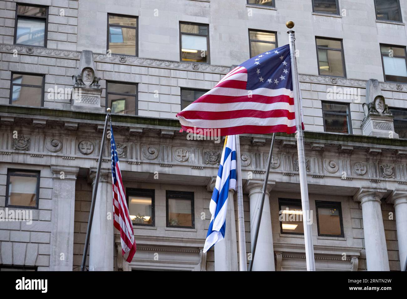 New York, New York, USA. September 2023. Die US-Flagge, etwa die amerikanische Revolution Times, mit Sternen im Kreis, die die 13 Kolonien von 1776 repräsentieren, fliegt über der Charging Bull-Statue in Bowling Green. (Bild: © Taidgh Barron/ZUMA Press Wire) NUR REDAKTIONELLE VERWENDUNG! Nicht für kommerzielle ZWECKE! Stockfoto