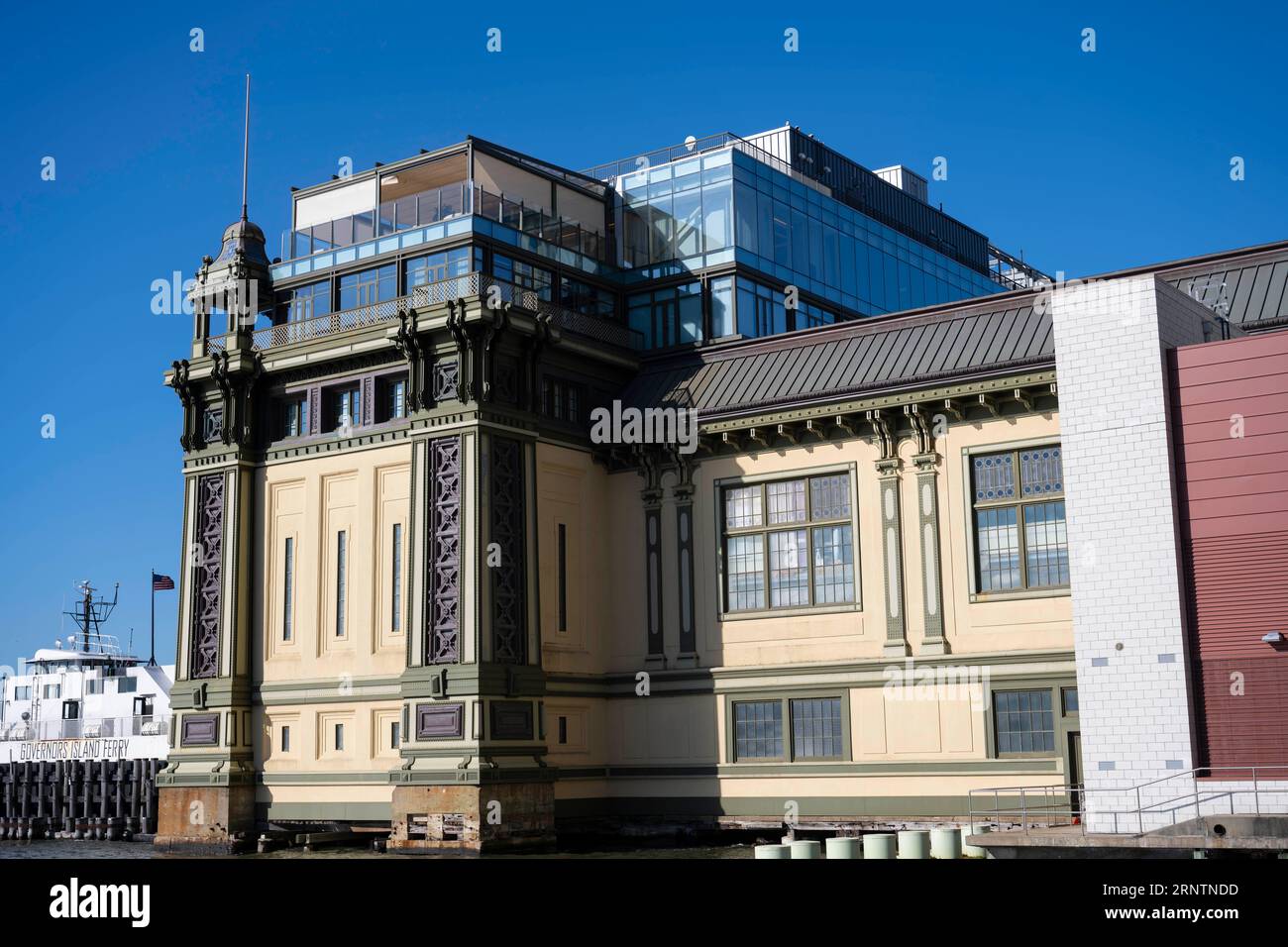 New York, New York, USA. September 2023. Die Governors Island Fähre in Manhattan mit dem Casa Cipriani Hotel und Club in den oberen Etagen des Battery Maritime Building. (Bild: © Taidgh Barron/ZUMA Press Wire) NUR REDAKTIONELLE VERWENDUNG! Nicht für kommerzielle ZWECKE! Stockfoto