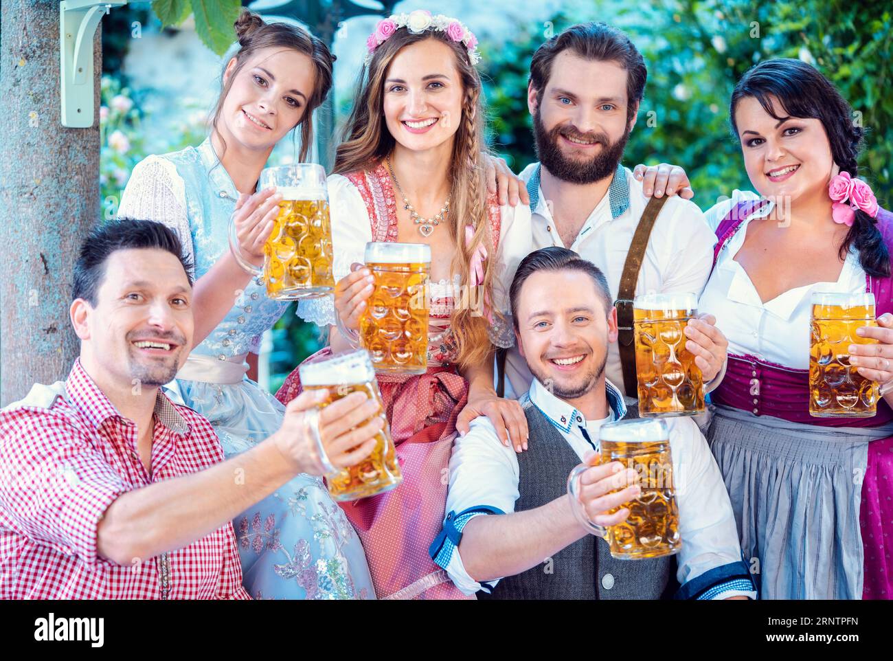 Eine Gruppe fröhliche Leute, die Bier trinken und in die Kamera schauen Stockfoto