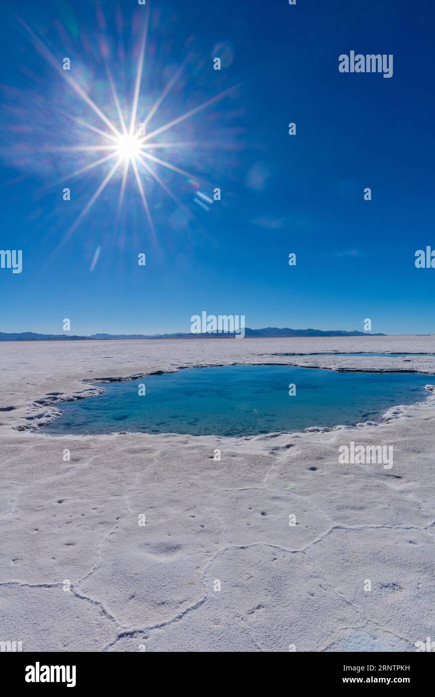 800 km² Salzwüste Salinas Grandes, Ojos de Salar, Augen des Salzsees, offenes Wasserloch, Salzpfanne, Ebene, Berge, Lithium, Rohstoff Stockfoto