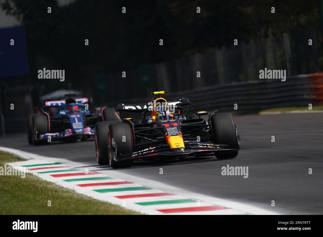 Monza, Italien. September 2023. Sergio Perez aus Mexiko fährt den (11) Oracle Red Bull Racing RB19 Honda RBPT während der Formel 1 Pirelli GP d'Italia. Quelle: Alessio Morgese/Alessio Morgese/Emage/Alamy Live News Stockfoto