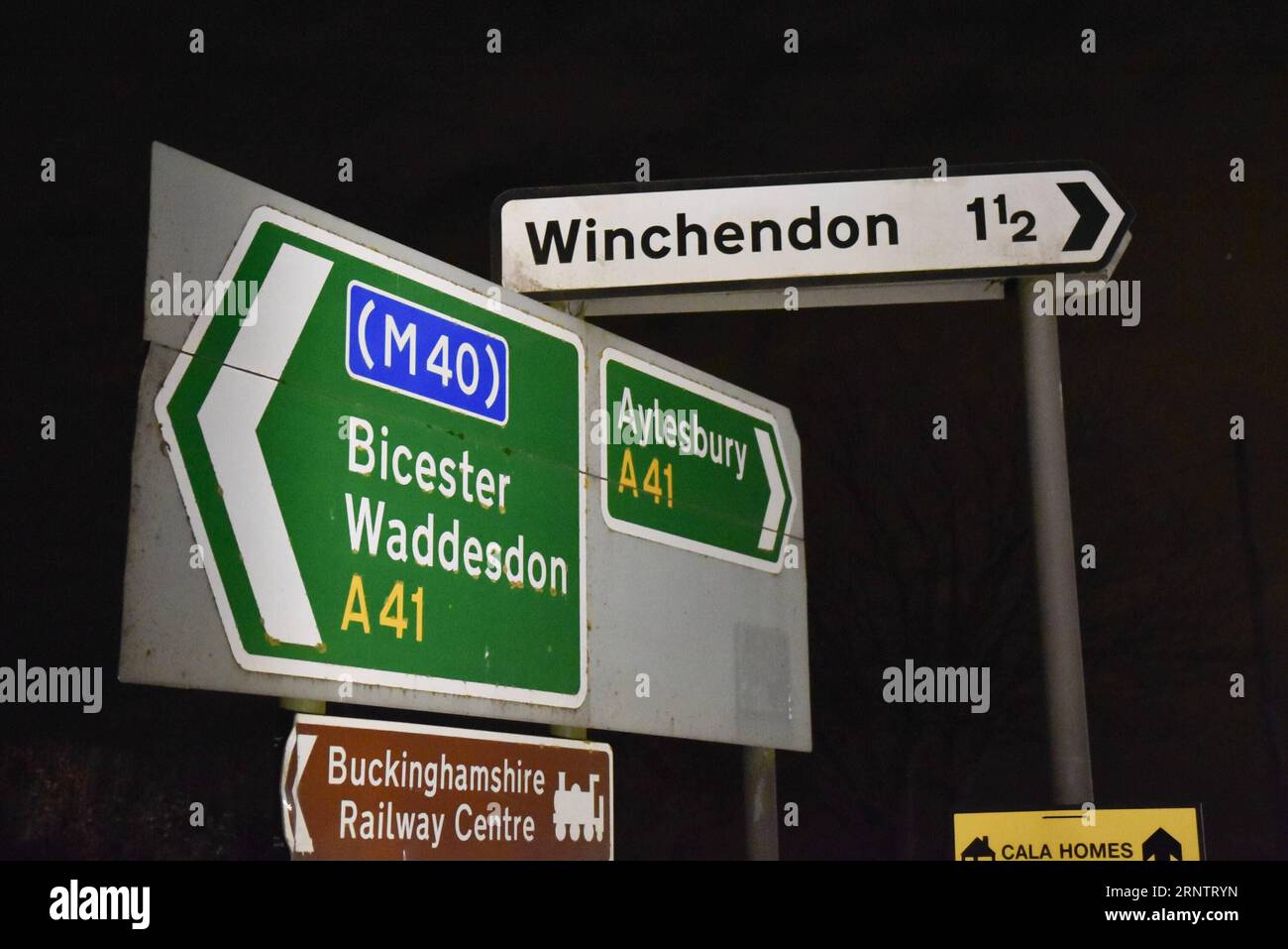 (171117) -- BUCKINGHAMSHIRE, 17. November 2017 -- das Straßenschild des historischen Waddesdon Manor ist am 17. November 2017 in Buckinghamshire, Großbritannien, zu sehen. Mehrere Menschen wurden am Freitag bei einem Zusammenstoß zwischen einem Hubschrauber und einem leichten Flugzeug in Großbritannien getötet. Wrackteile aus beiden Flugzeugen wurden in der Nähe des Grundstücks des historischen Waddesdon Manor in der Nähe von Winchendon, Buckinghamshire, entdeckt. GROSSBRITANNIEN-BUCKINGHAMSHIRE-HUBSCHRAUBER-FLUGZEUG-KOLLISION StephenxChung PUBLICATIONxNOTxINxCHN Stockfoto