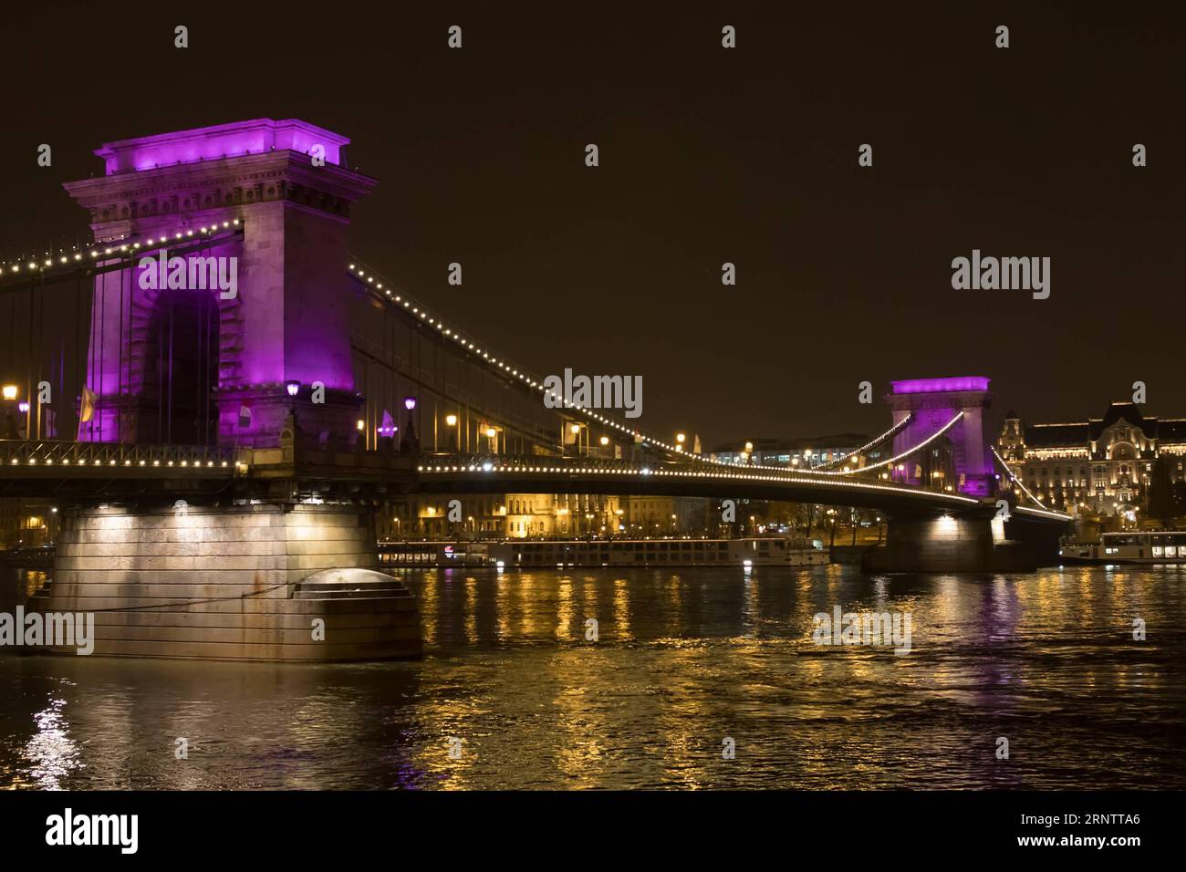 (171118) -- BUDAPEST, 18. November 2017 -- die Kettenbrücke ist lila beleuchtet zu sehen, um den Weltvorzeittag in Budapest, Ungarn, am 17. November 2017 zu feiern. Am 17. November wird jährlich der Weltfeiertag der Frühgeburten veranstaltet, um das Bewusstsein für Frühgeburten und die Sorgen von Frühgeburten weltweit zu schärfen. ) (zw) UNGARN-BUDAPEST-LILA LICHT-WELT-FRÜHGEBURTSTAG AttilaxVolgyi PUBLICATIONxNOTxINxCHN Stockfoto